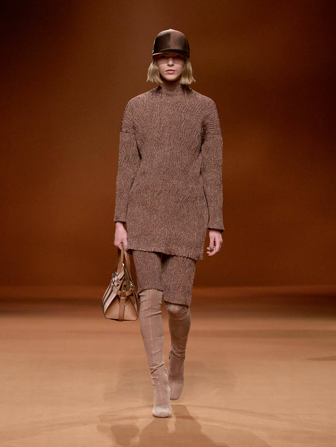 Hermès AW23 brun look med glittrig plissering.