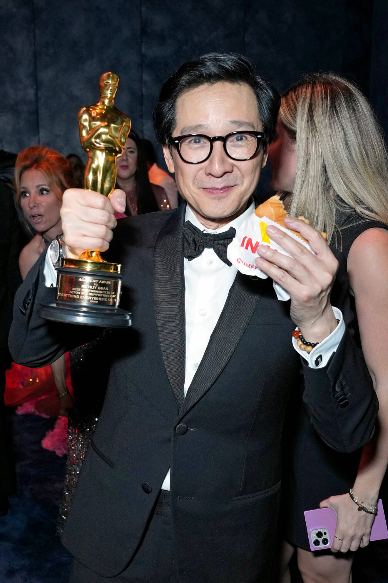 Oscarsvinnaren Ke Huy Quan med sin statyett och en hamburgare