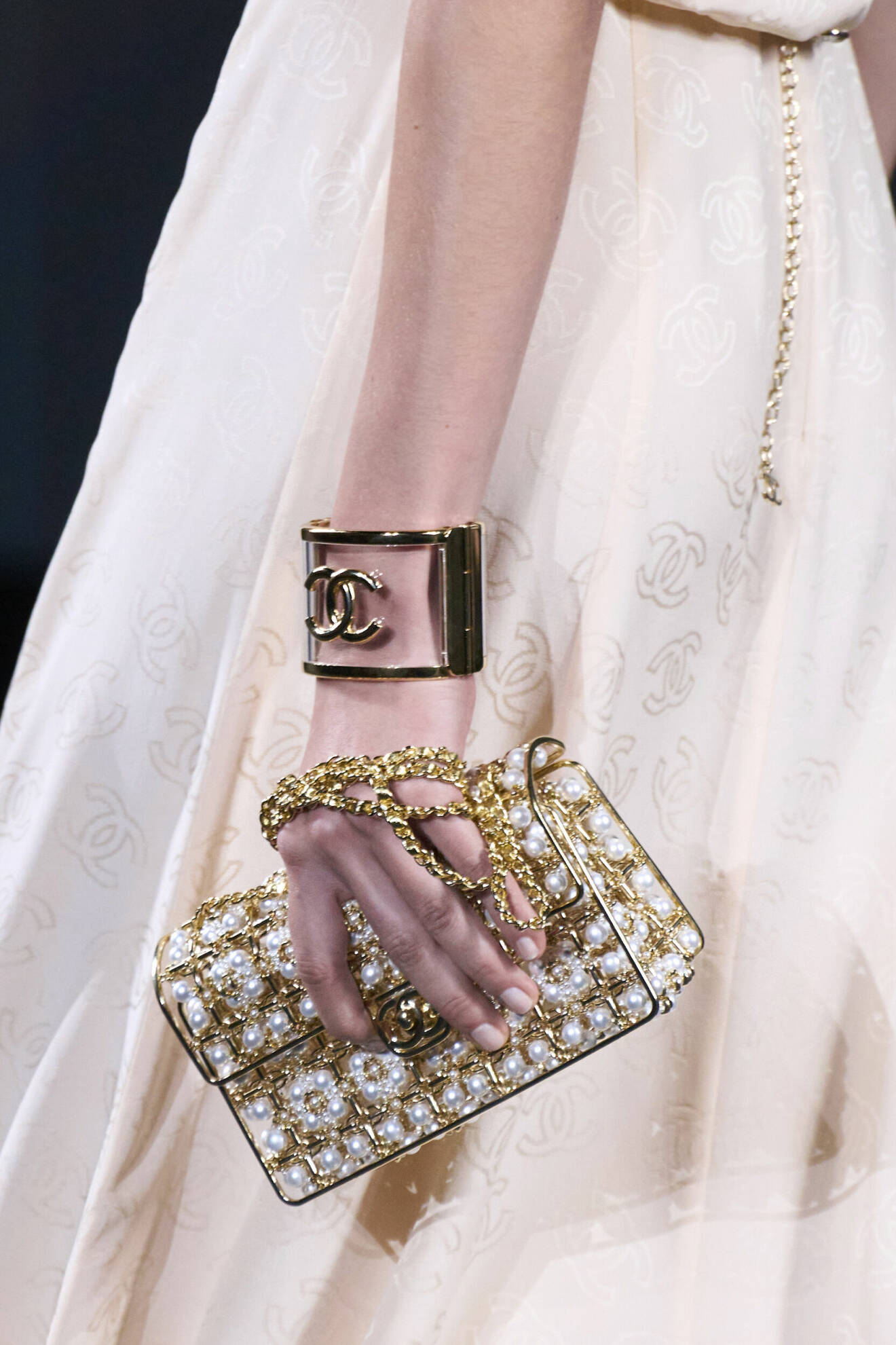 Vit clutchväska med gulddetaljer och pärlor, Chanel SS23