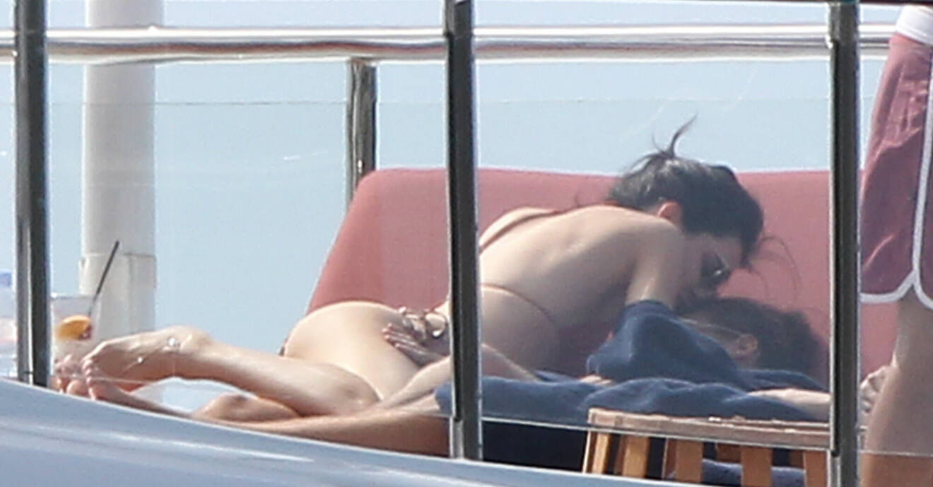 Kendall Jenner och Harry Styles delar en kyss på semestern