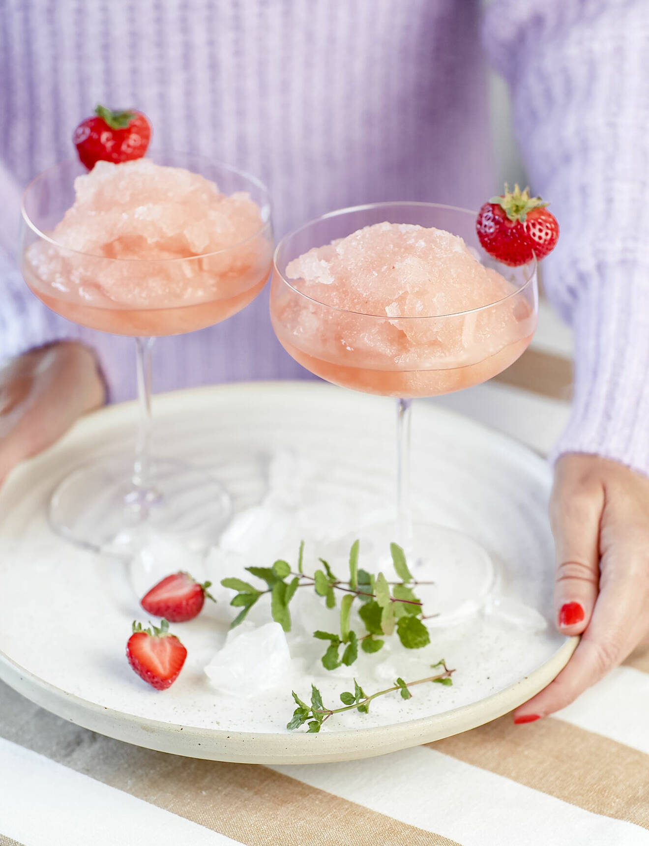 Frosé med jordgubbssockerlag är både drink och dessert i ett