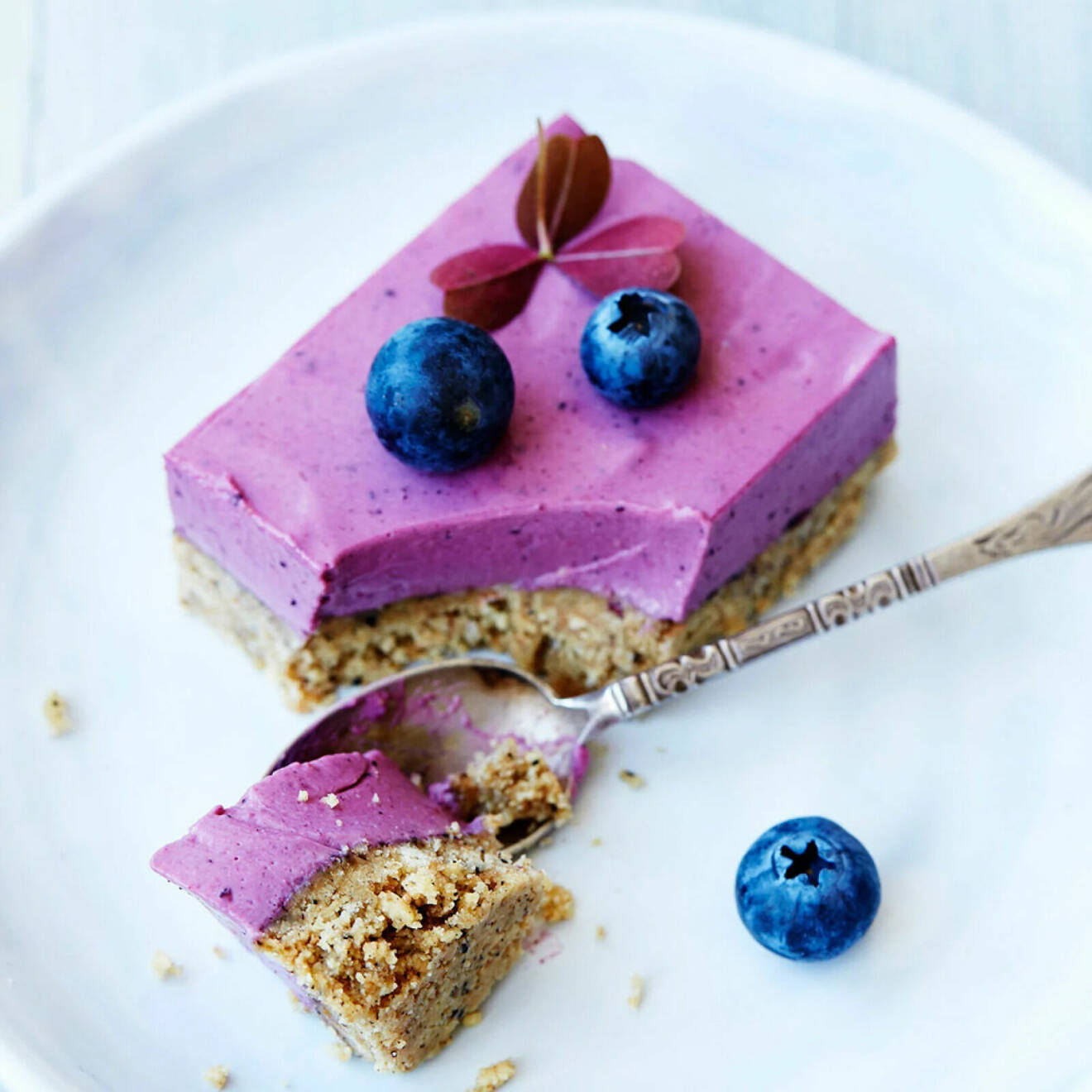 Vacker blåbärscheesecake med lakrits