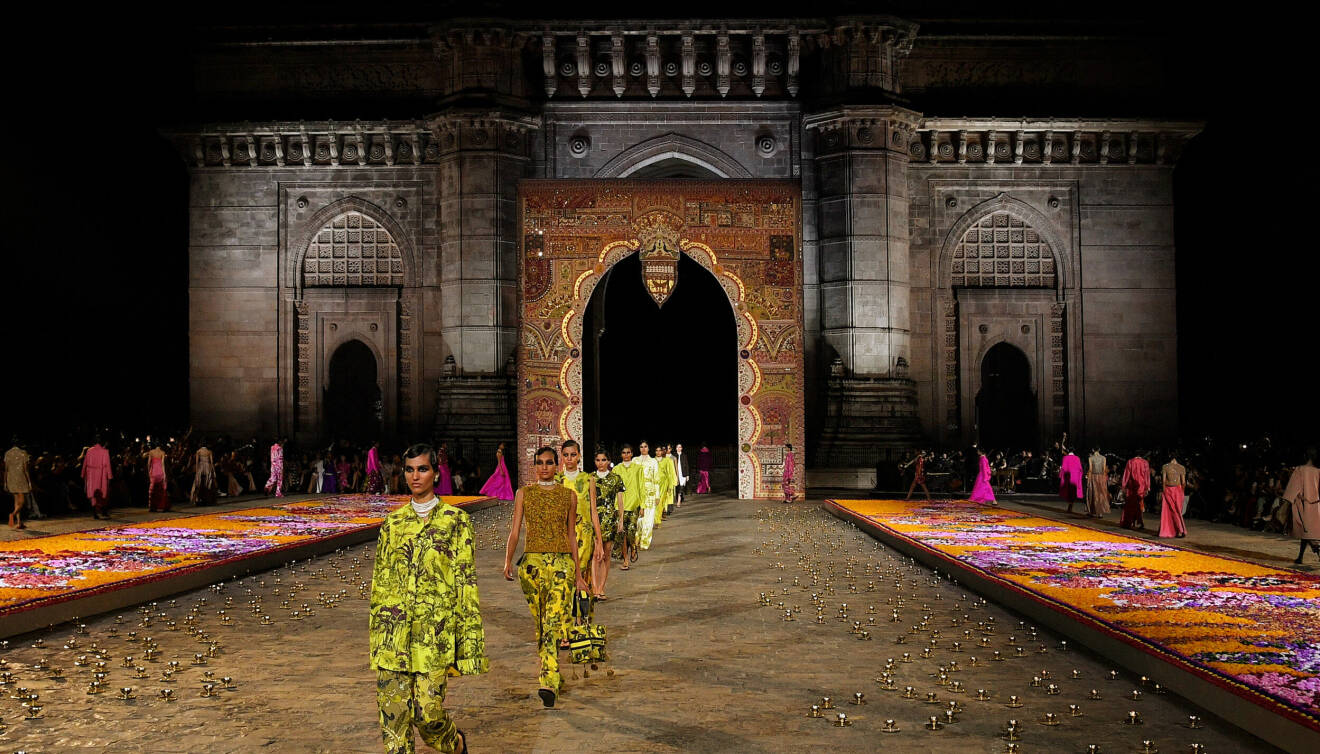 Dior färgsprakande pre-fall 2023 kollektion i Mumbai.