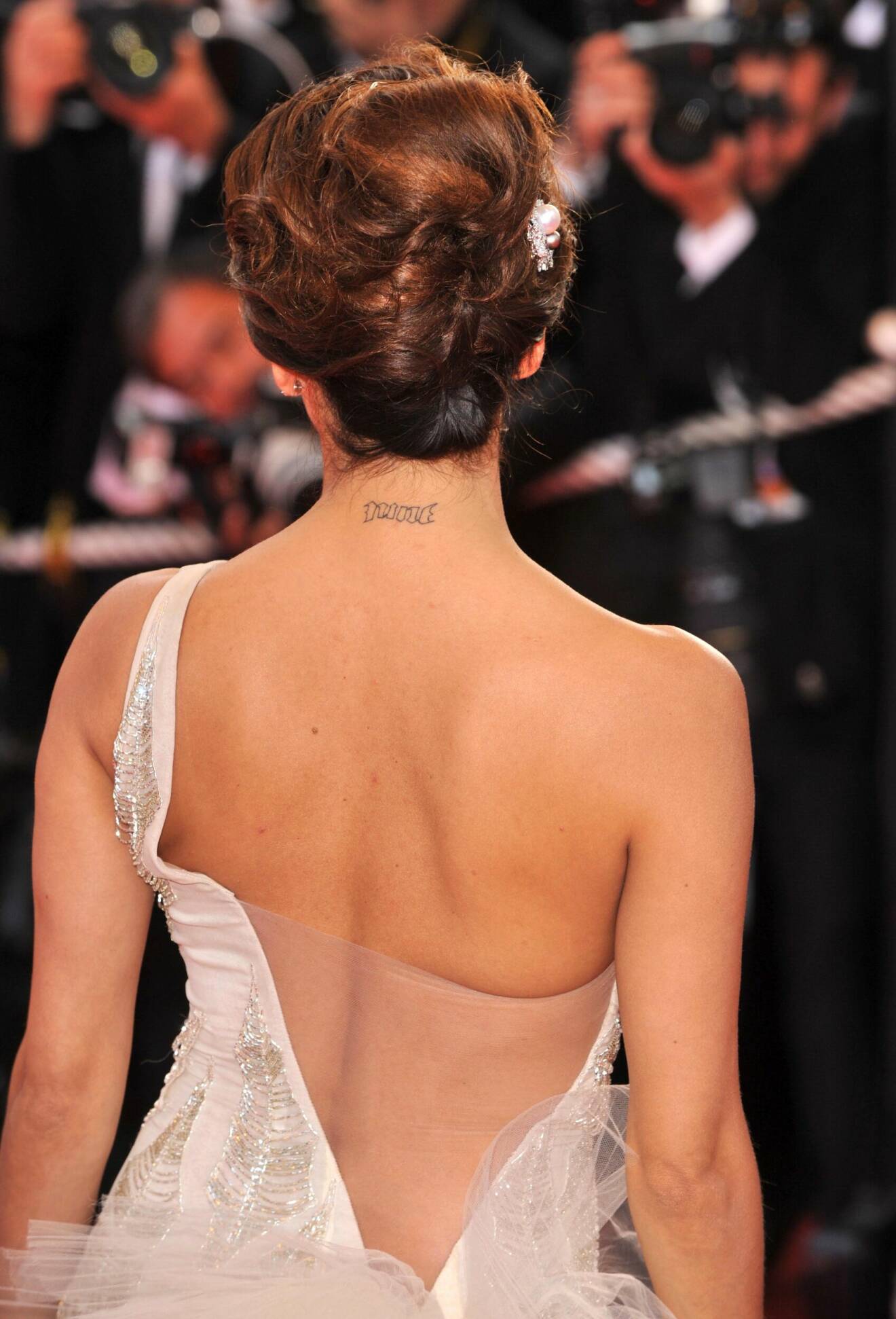 Eva Longoria med tatueringen nine i nacken.