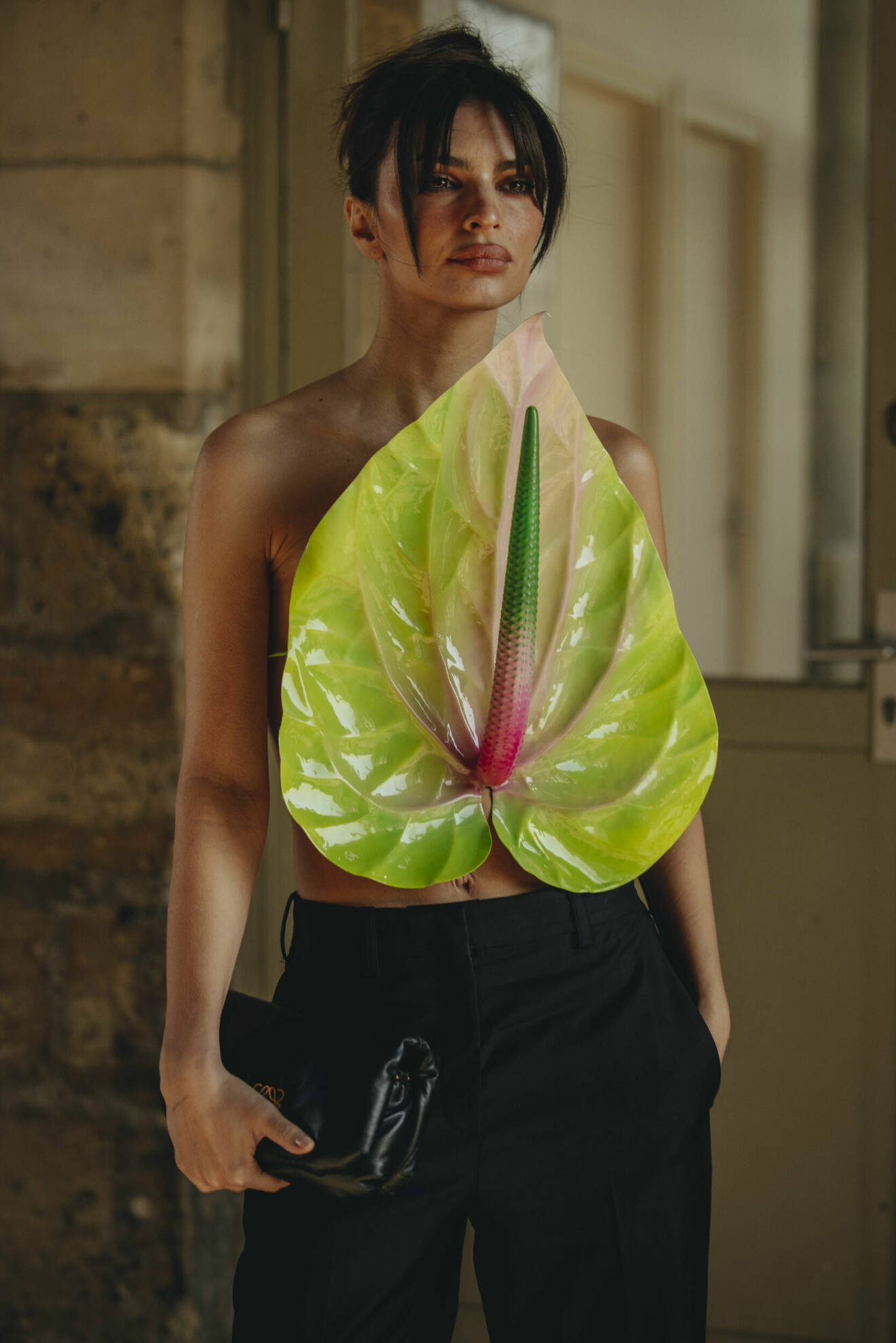 Emily Ratajkowski på Paris fashionweek i mars 2023.