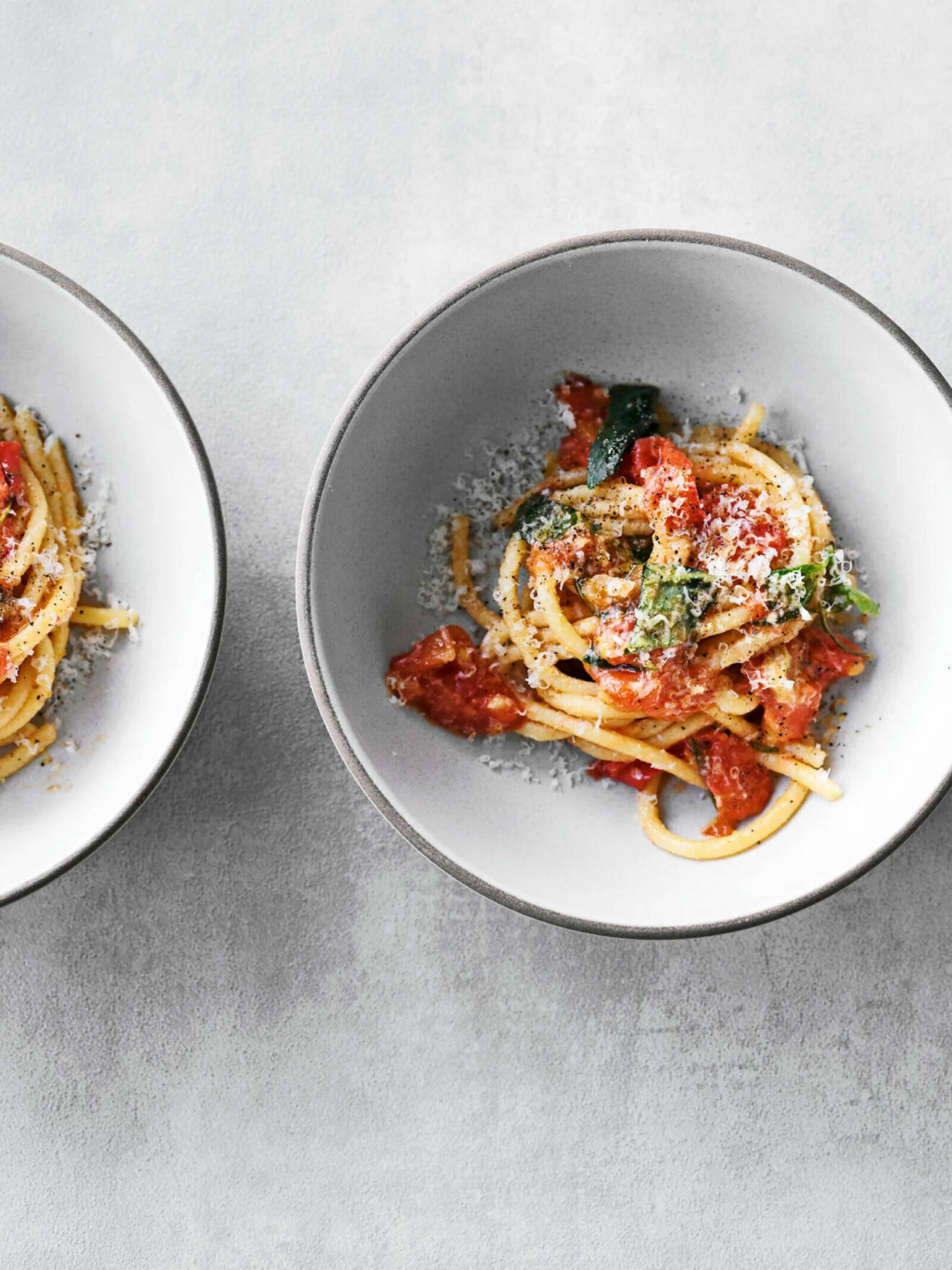 Smakrik pasta med tomater, vin och vitlöksolja