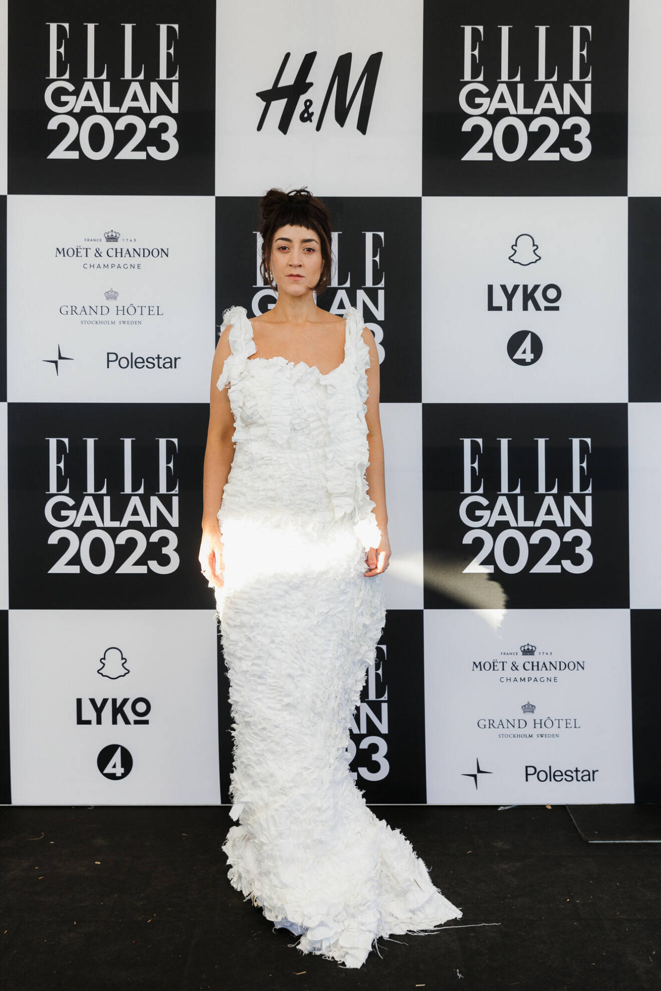 Gizem Erdogan golvsvepande vit klänning signerad Hodakova.