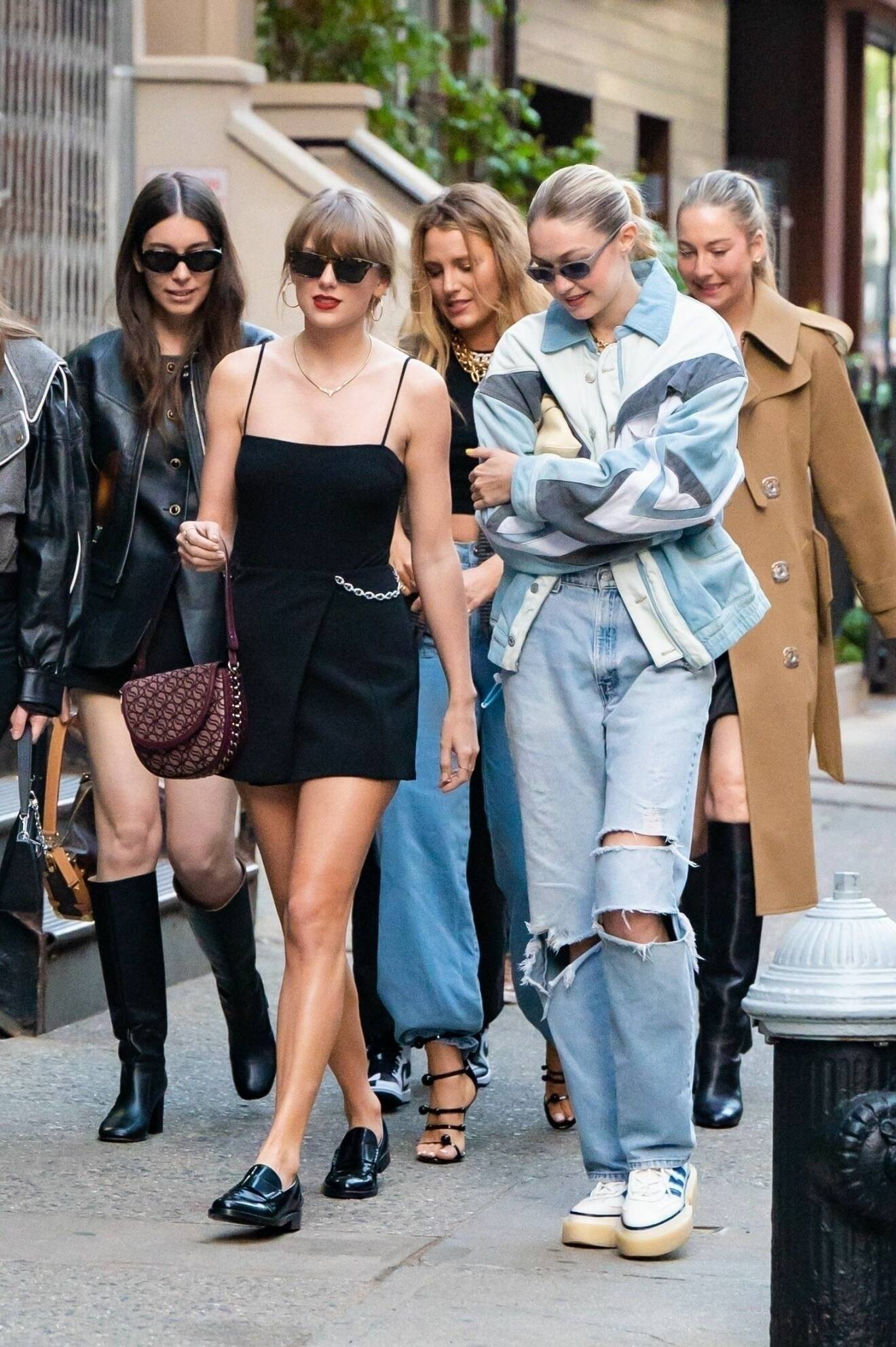 Taylor Swift tillsammans med Gigi Hadid och Heim-systrarna