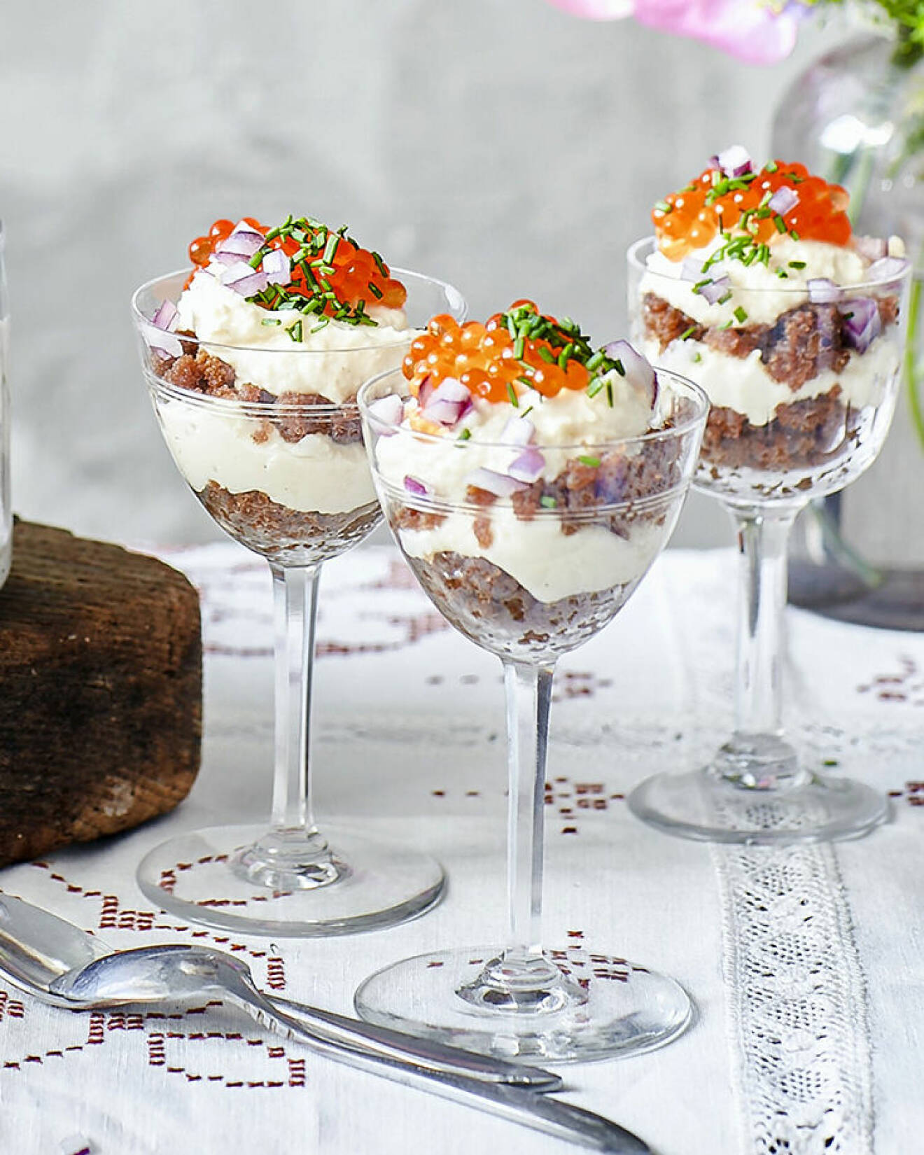 Läcker cheesecake i glas med Västerbottenskräm och regnbågslaxrom