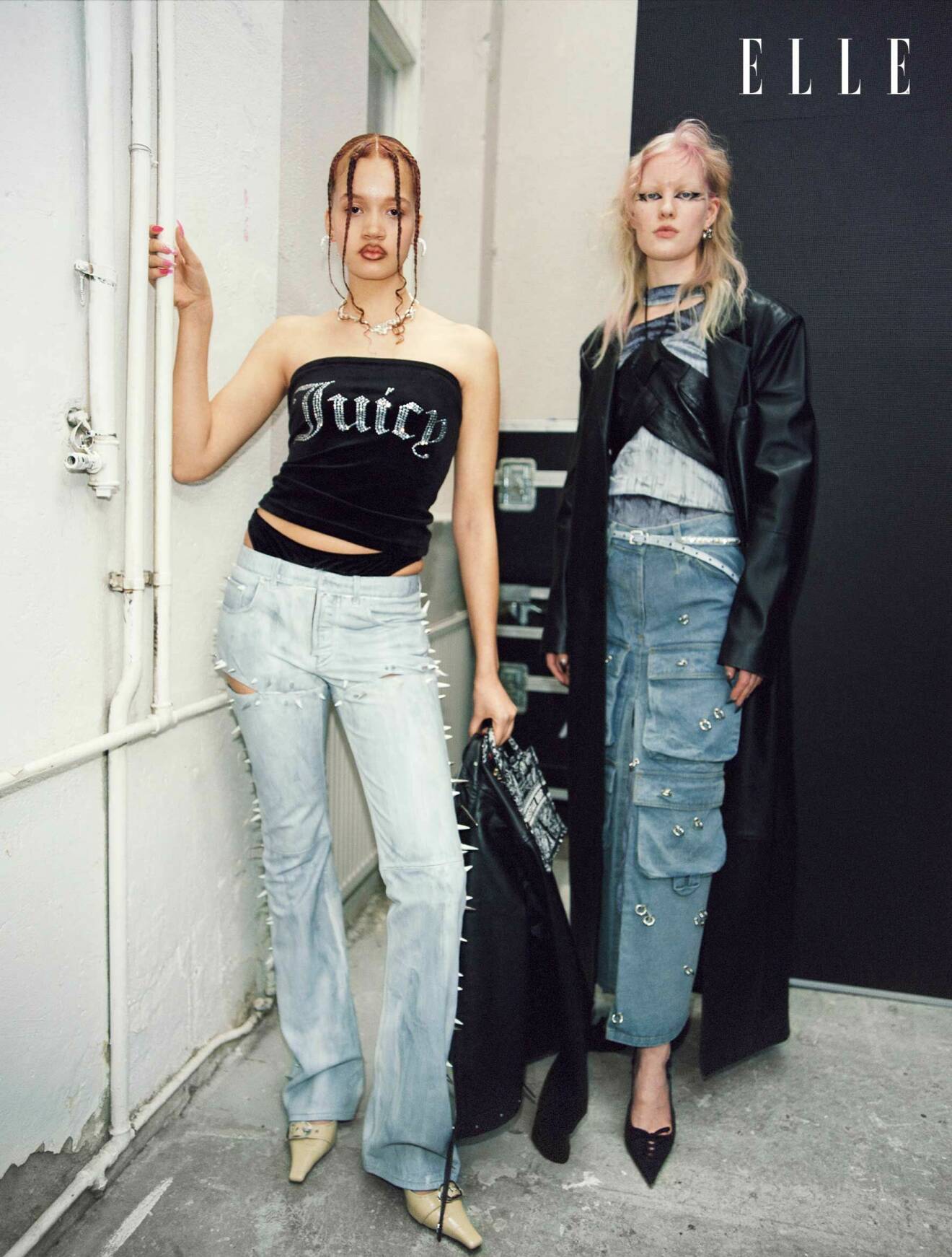 Livia till vänster har på sig en svart tuptopp och ljusa jeans, Linn till höger har på sig en svart kappa, piercad denimkjol och en svart kort topp