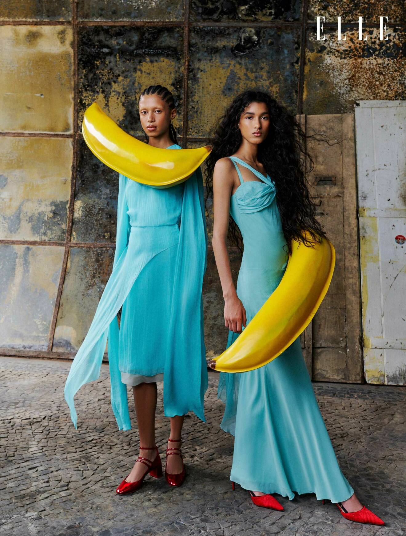 Modellen till vänster har på sig en långärmad turkos klänning från Fendi och modellen till höger har på sig en turkos långklänning från Christian Dior/Etiqueta Única