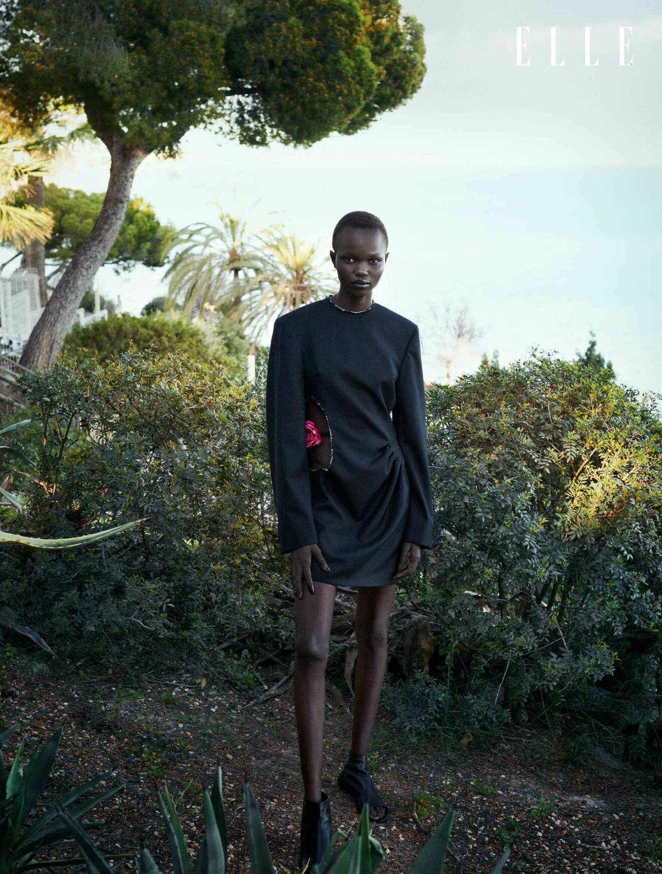 Fotomodellen bär en kort klänning med långa ärmar från Acne Studios