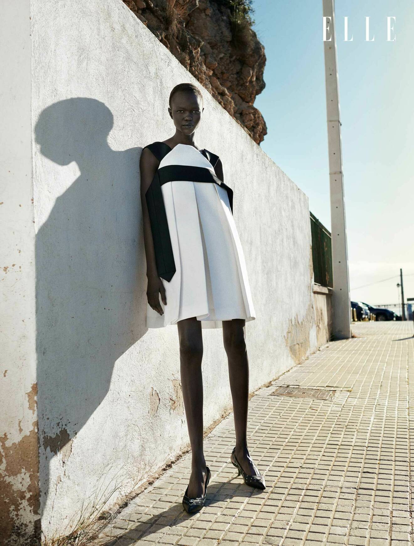 Modellen har på sig en klänning i svart och vitt från Louis Vuitton