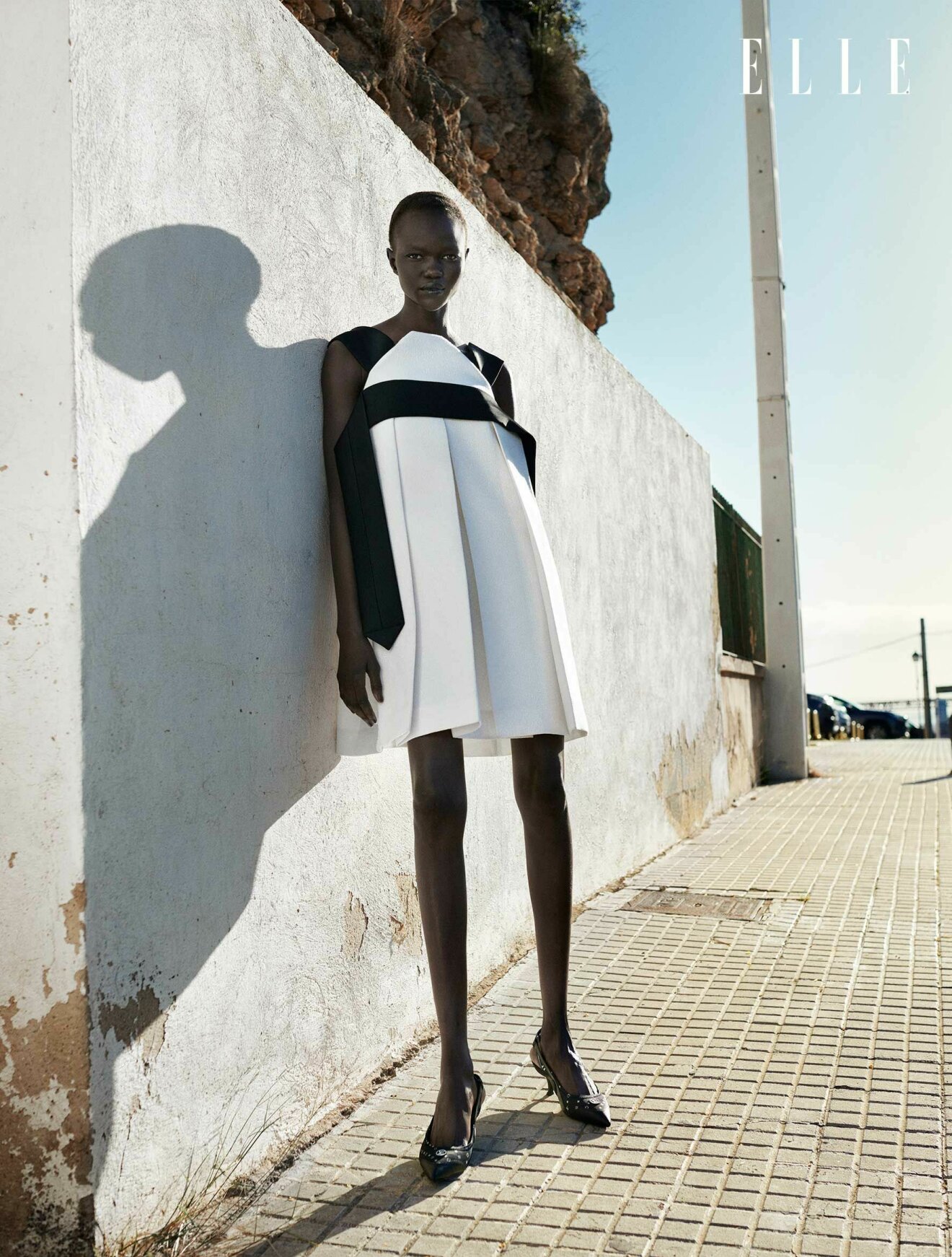 Modellen har på sig en klänning i svart och vitt från Louis Vuitton