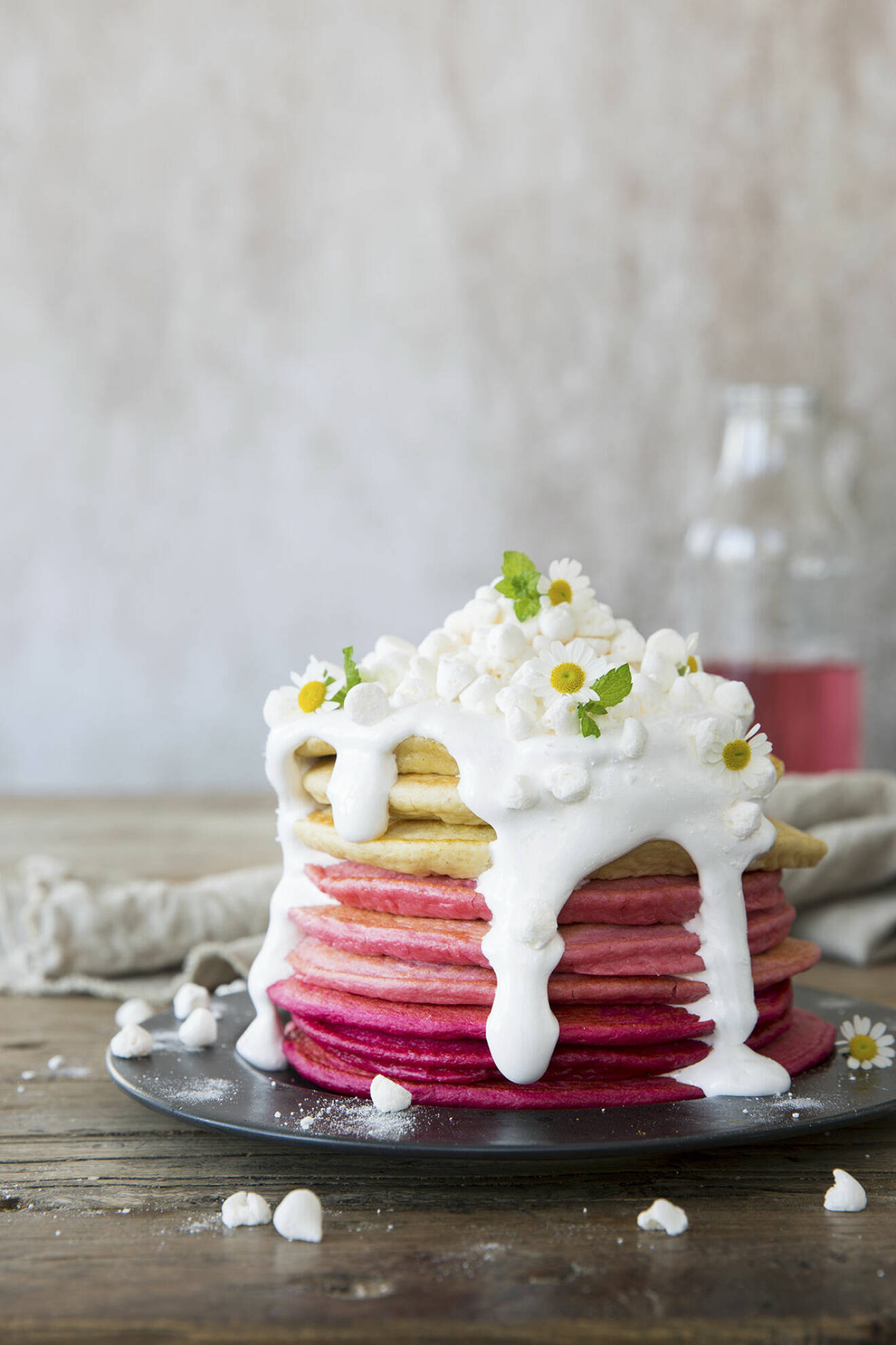 Läckert rosa pannkakstorn med marshmallowfluff och minimaränger