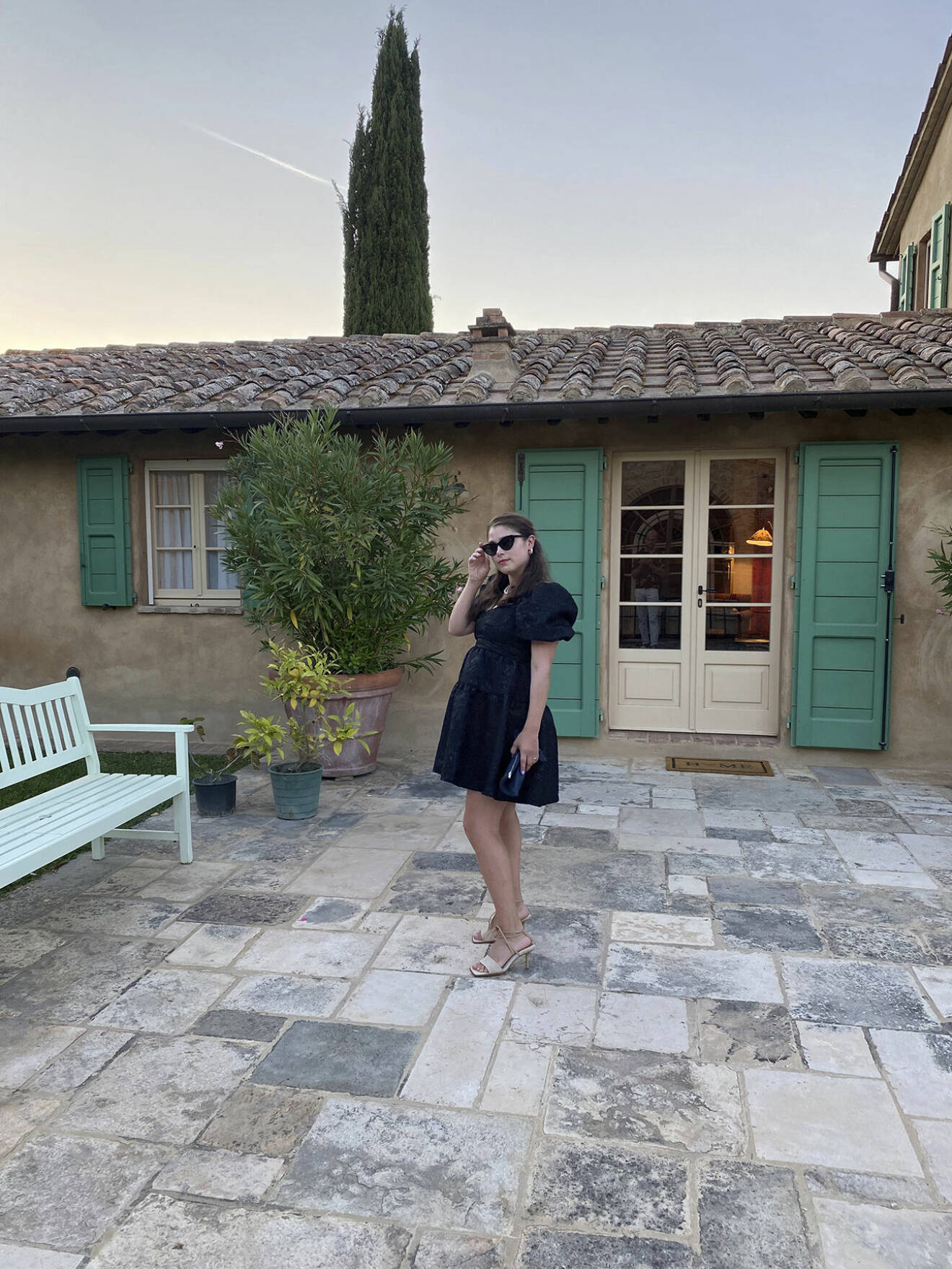 Julia Stridh vid huset hon och familjen hyr i Toscana.