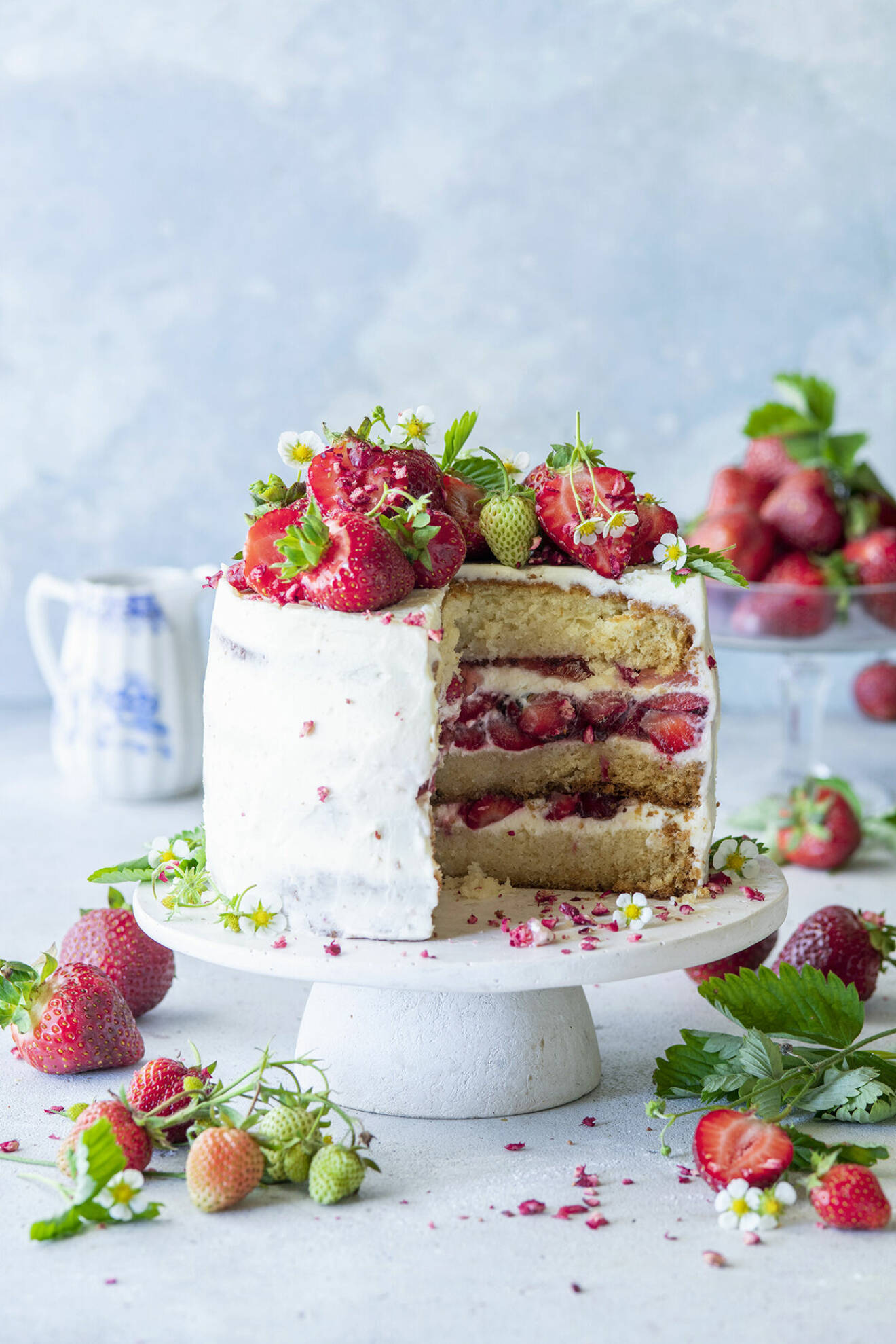 Jordgubbs- och vaniljtårta med mascarpone är en lyxig tårta att bjuda på till midsommar
