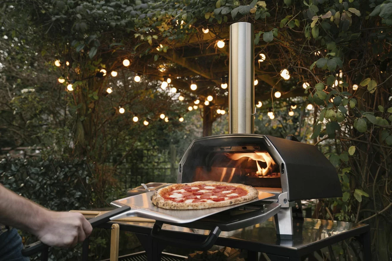 Bästa pizzorna bakar du i en pizzaugn som kan få upp värmen till de riktigt höga temperaturer som behövs – mellan 400–450°