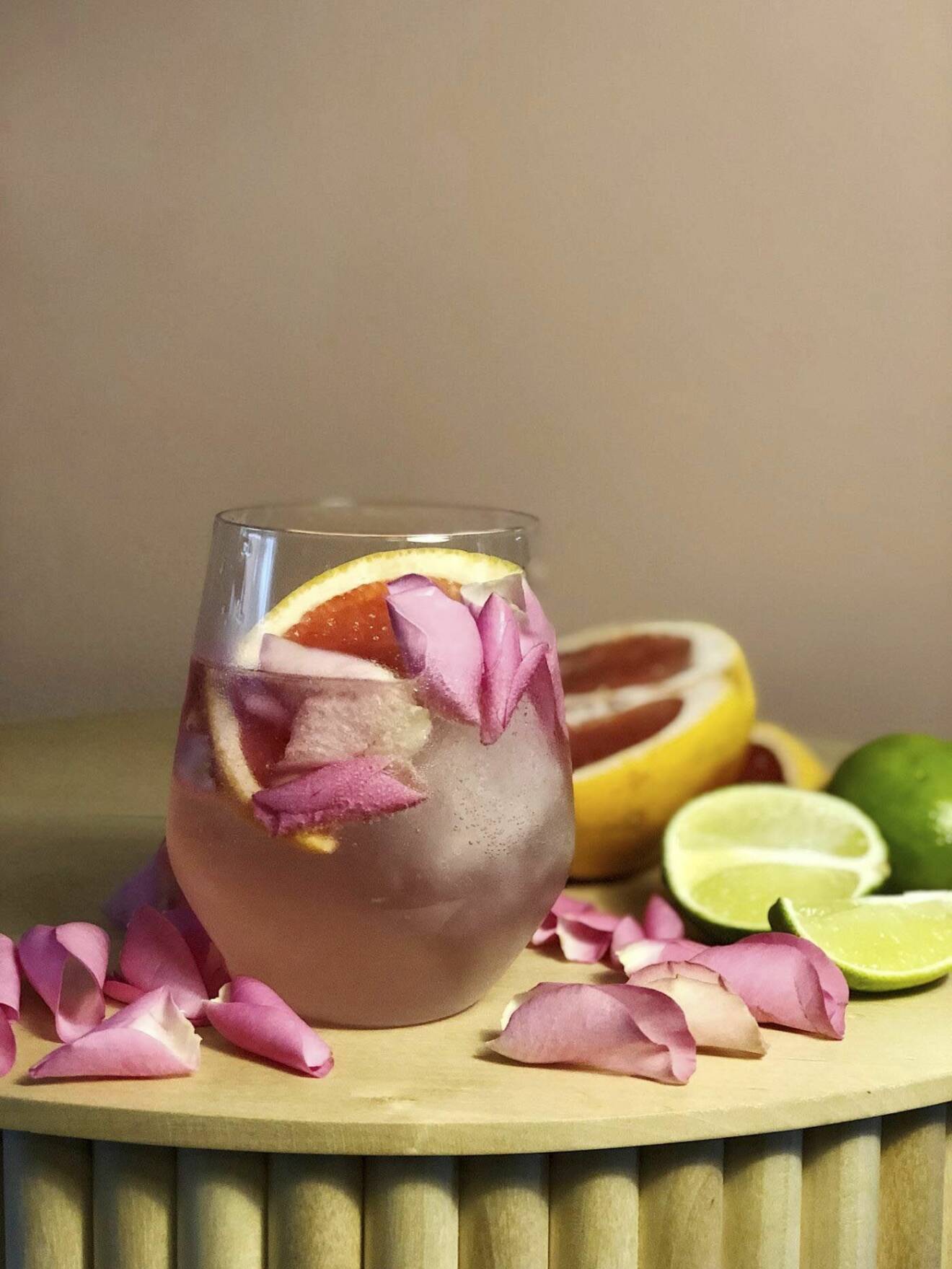 Vackra drinken Pink Rose Paloma med rosenblad och tequila
