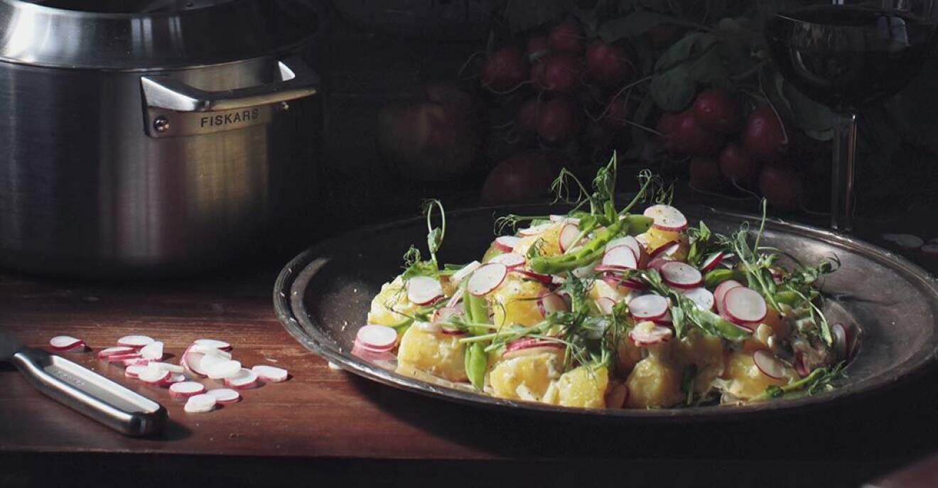 Recept på krämig potatissallad med rädisor och äpple