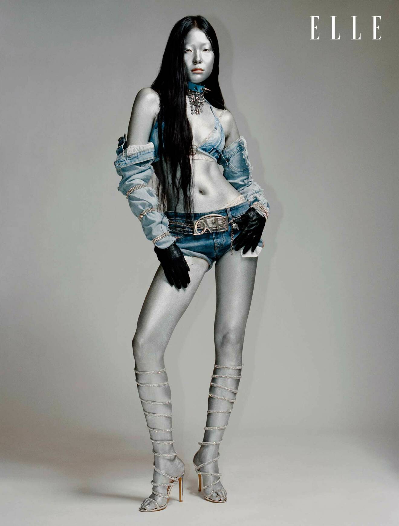 Fotomodellen har på sig en bikinitopp i denim från AMYSHEHAB, jeanshorts från Diesel och upcycklade handskar av jeans från Levi's
