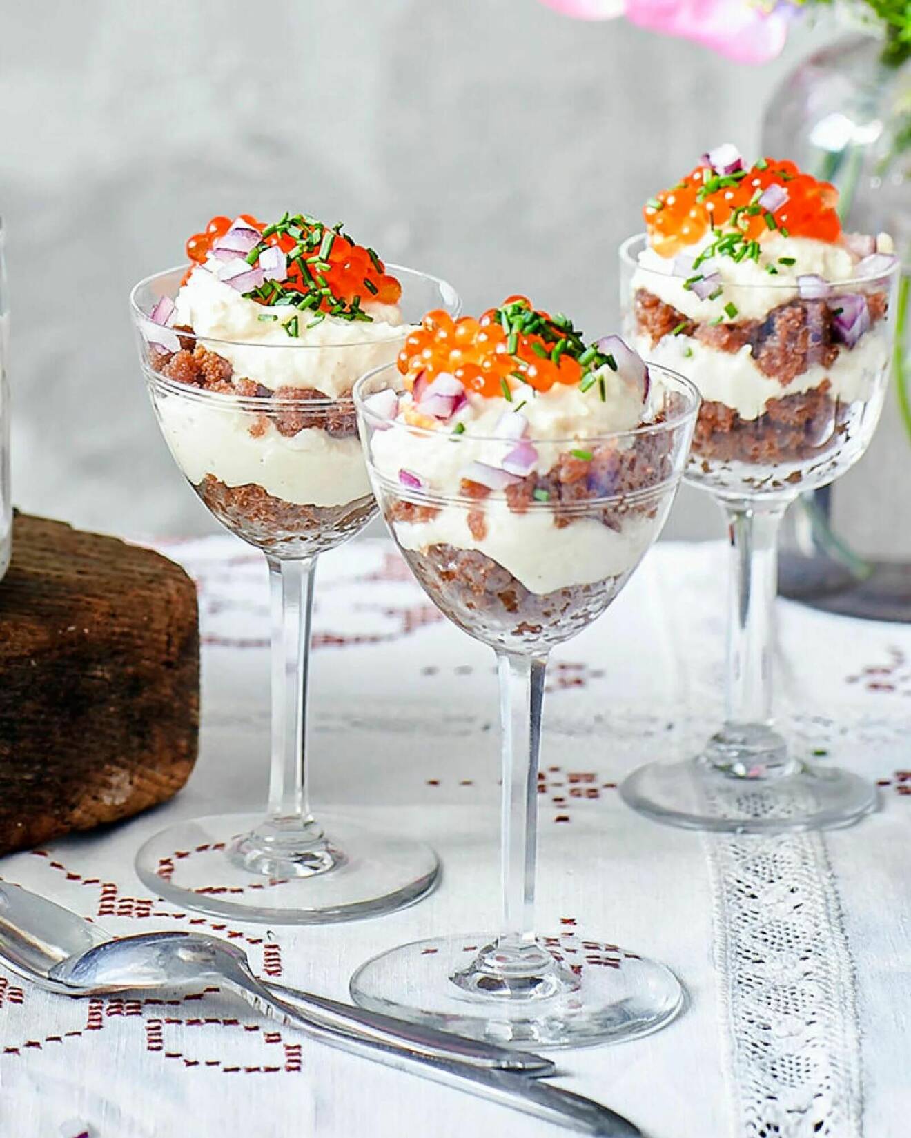 Servera cheesecake direkt i glas – med Västerbottenskräm och regnbågslaxrom