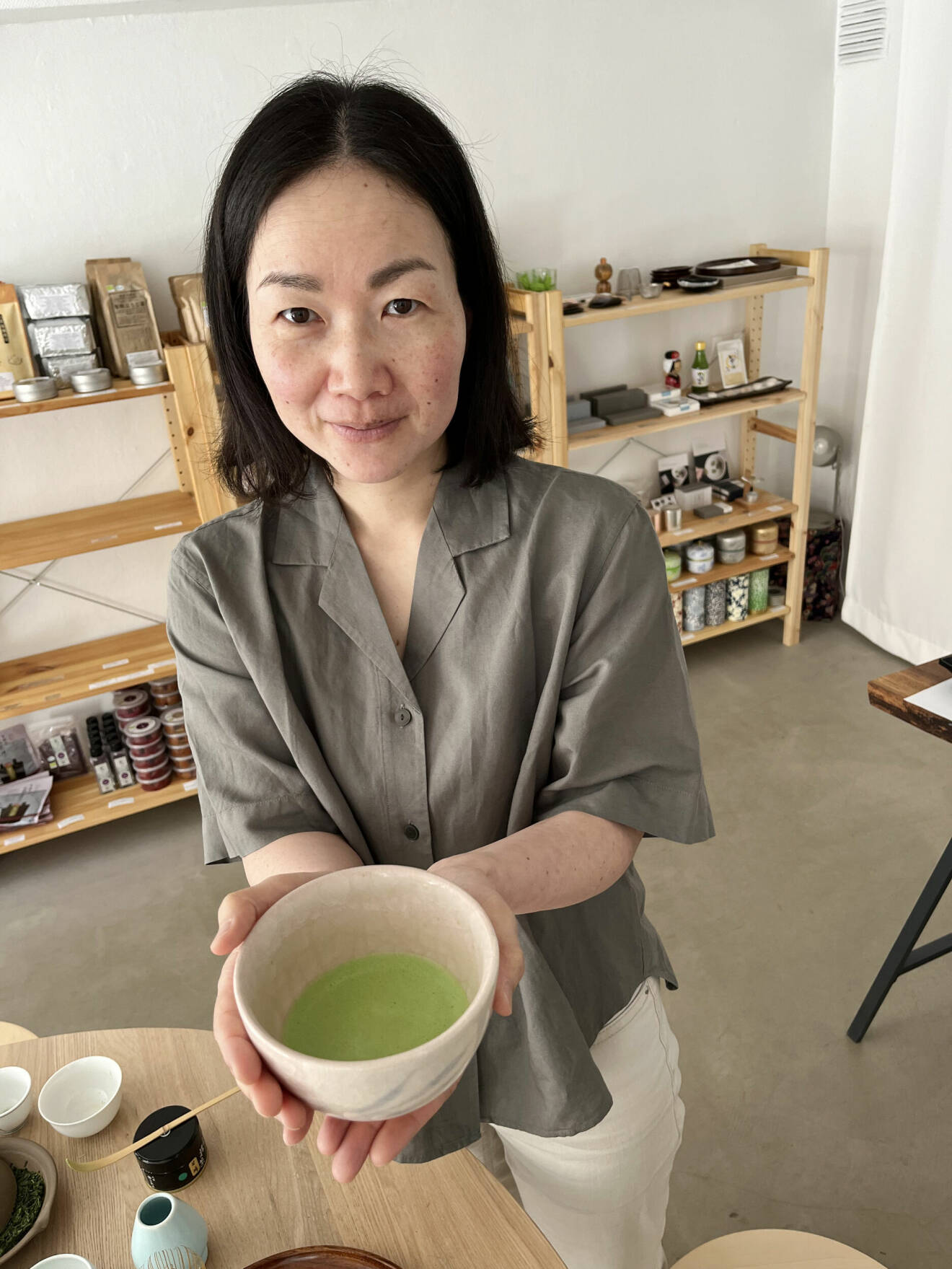 Yuko Ono visar hur man vispar en perfekt kopp te.