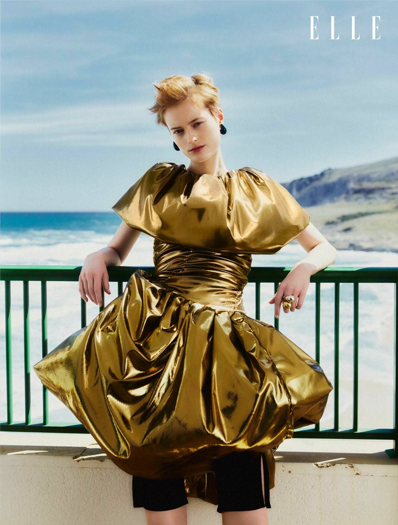 Modellen bär en guldig klänning från Nicklas Skovgaard med svarta shorts från Katharina Dubbick under.