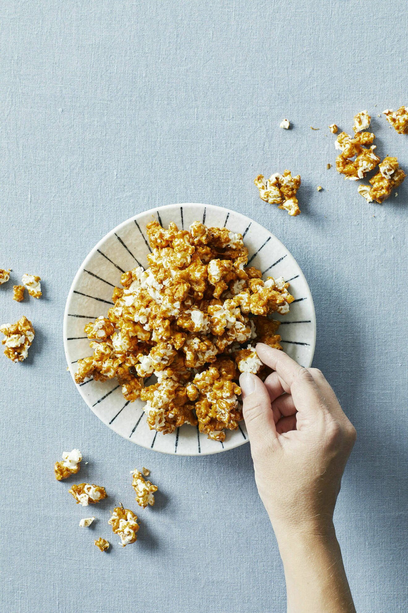 Testa att doppa dessa karamelliserade popcorn med havssalt i choklad – magiskt!