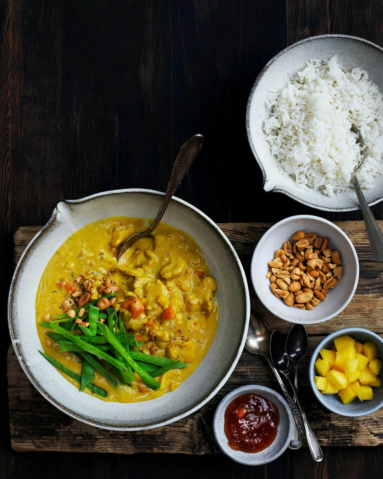 Värmande god kyckling i curry med mango, sockerärter och jordnötter