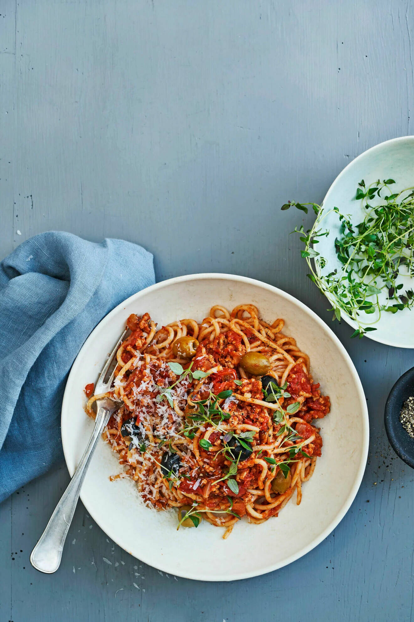 Välsmakande spaghetti med kyckling, tomat och oliver