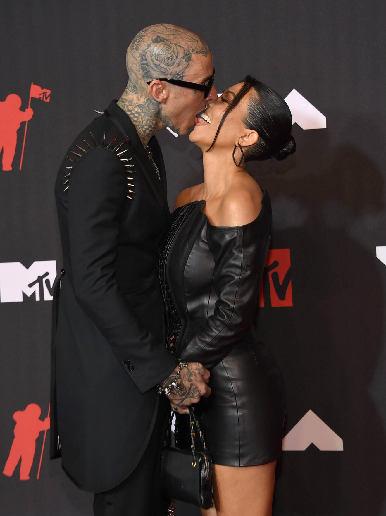 Travis Barker och Kourtney Kardashian på MTV VMAs september 2021.