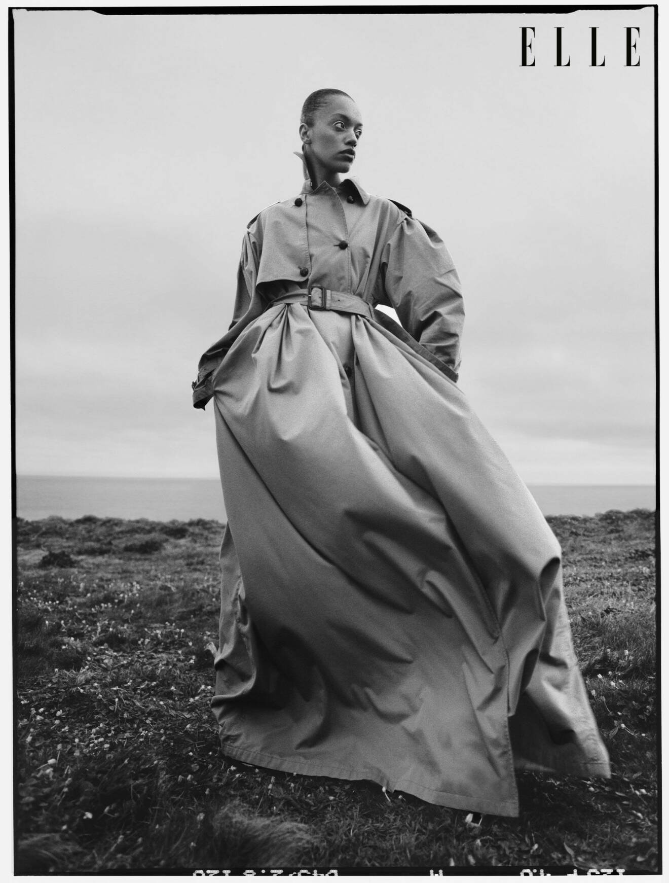 Fotomodellen har på sig en lång kappa, från Gucci, som blåser i vinden.