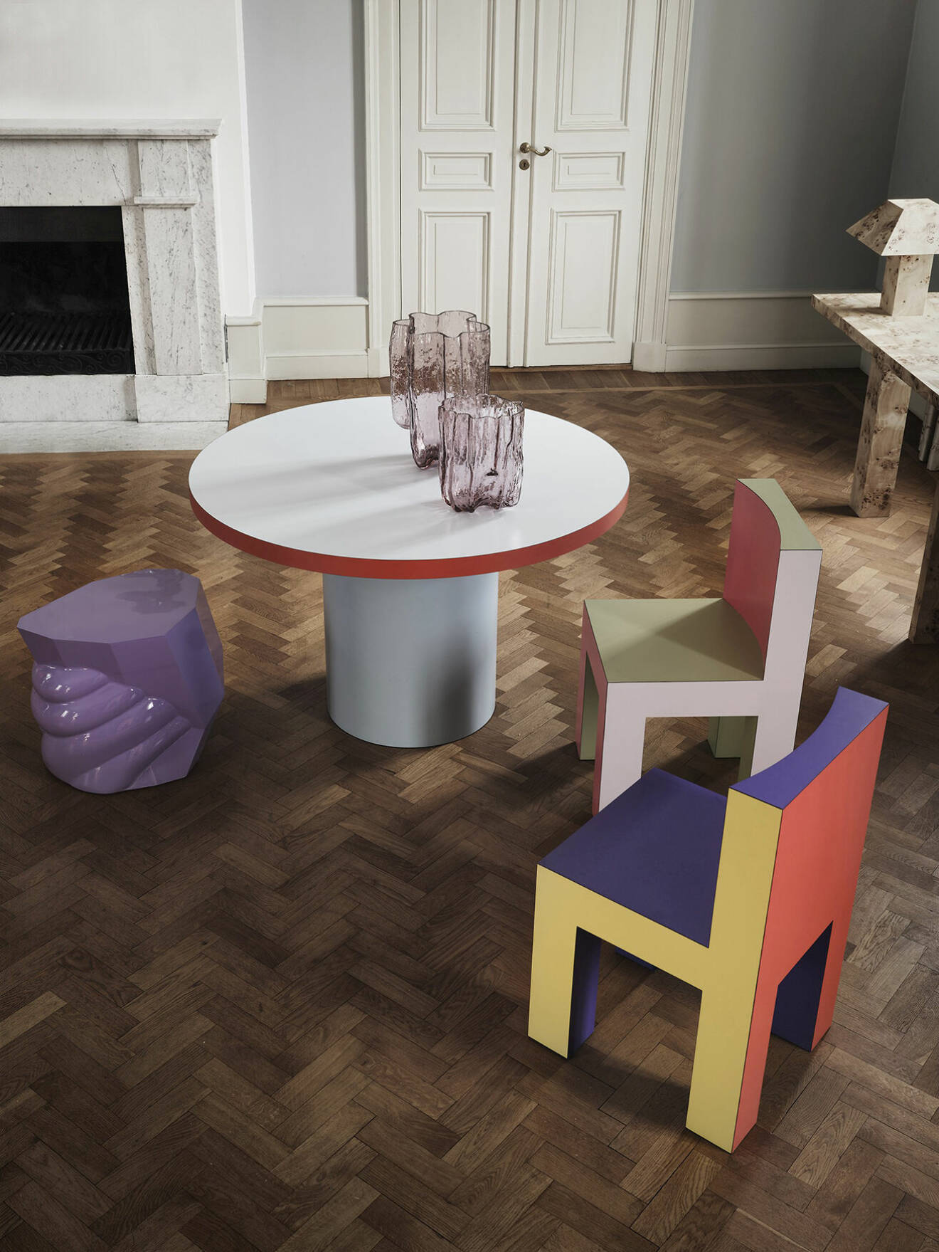 Bord och stolar i glada färger av Stamuli, som ställde ut på Älvsjö Gård under Stockholm Furniture Fair 2023.