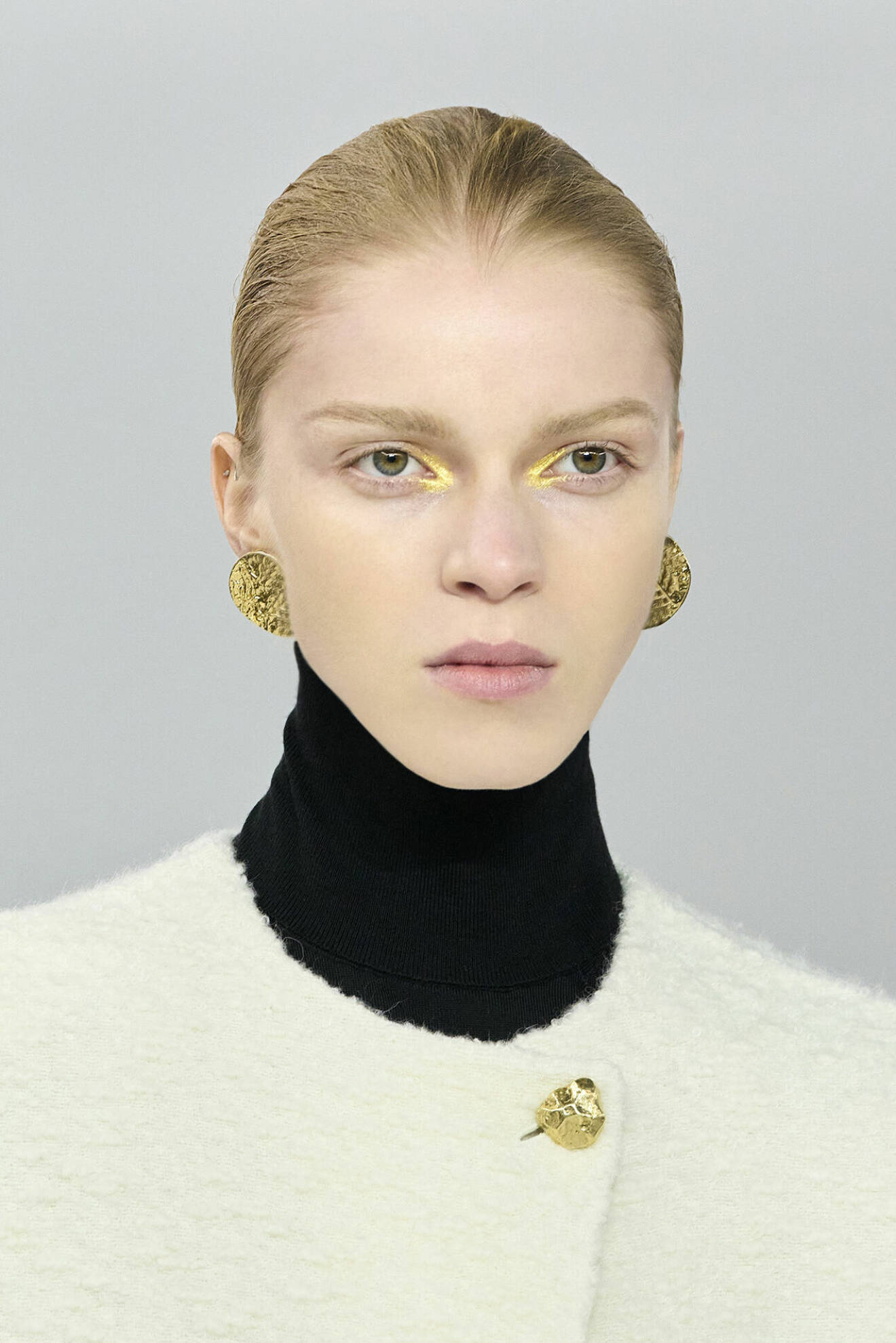 Franska modehuset Chloé satte guldkant på AW23-­looken med guldskimrande metallic.
