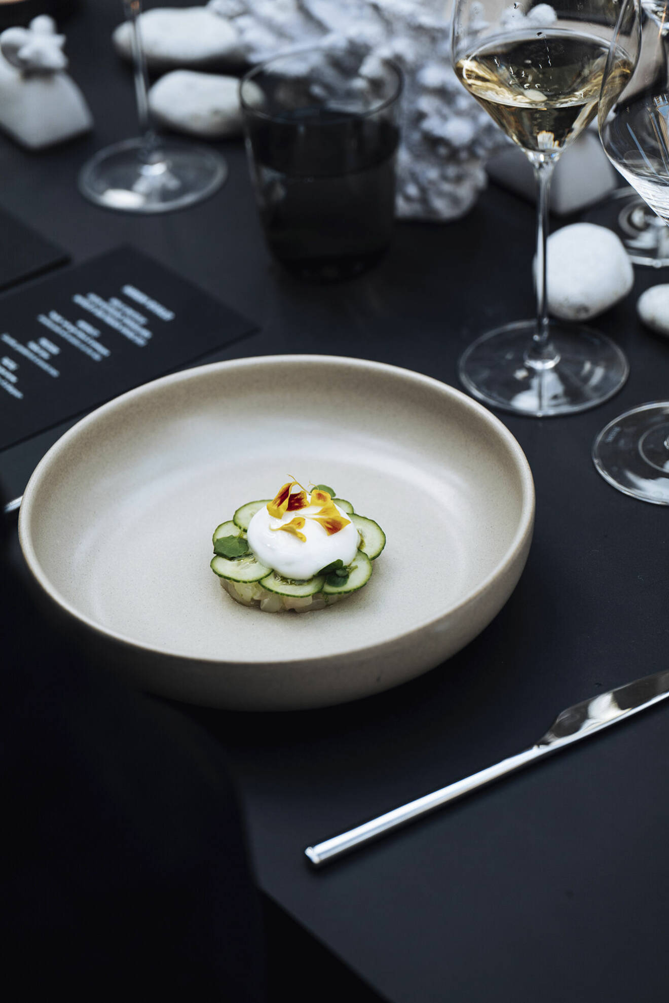 Kvällens gastronomiska meny stod Årets kock-­vinnaren Viktor Westerlind från Operakällaren för. Här är förrätten, en tartar på hälleflundra med gurka och krusbär.