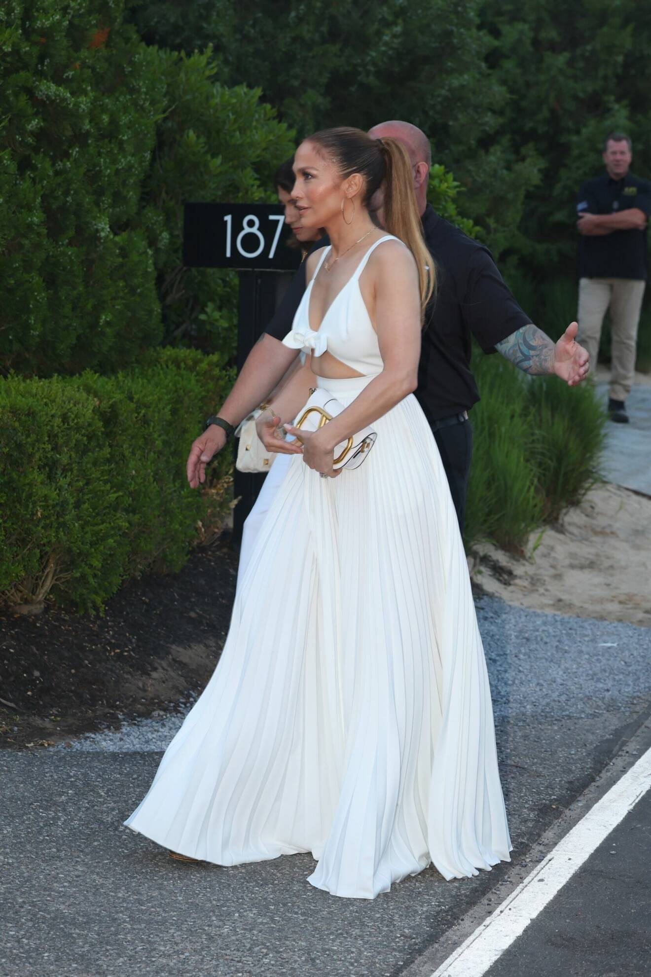 J.Lo anländer till festen.