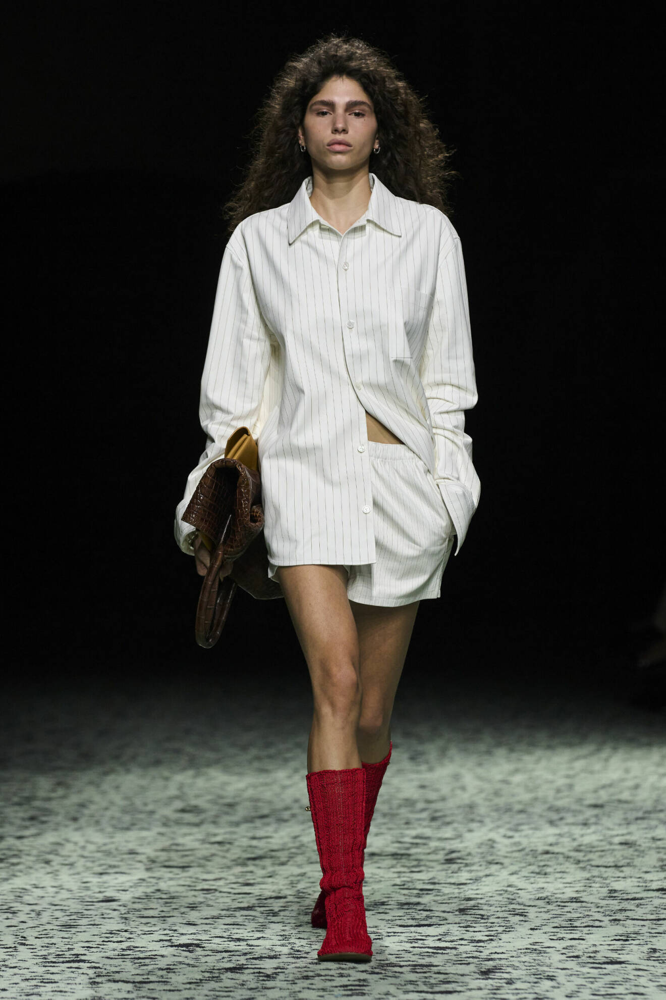 Ett randigt set med skjorta och shorts + en röd accessoar = 100 procent sommarstil med skärgårdskänsla! Här hos Bottega Veneta AW23.