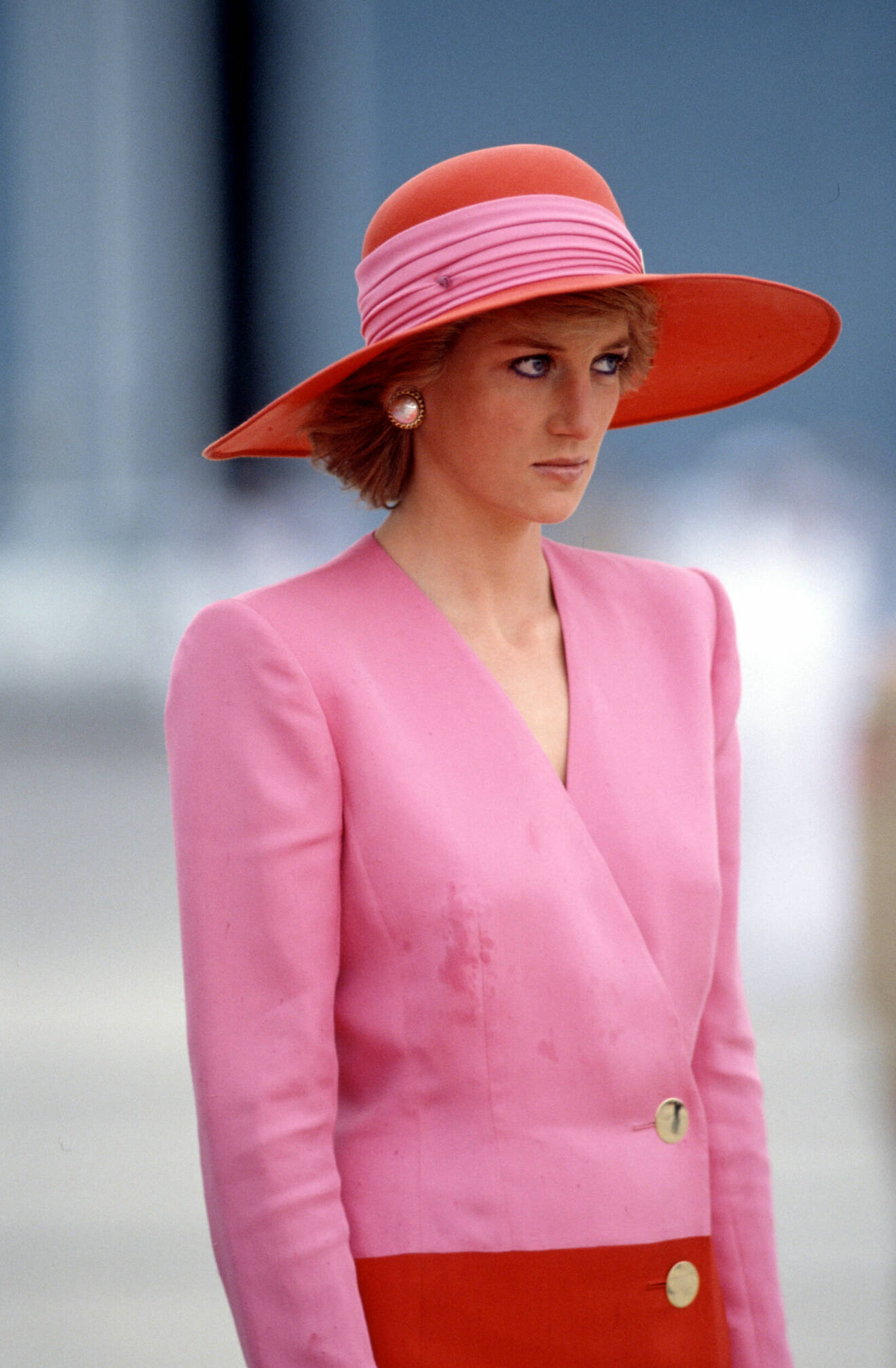 Prinsessan Diana i en rosa-röd look, Dubai 1989