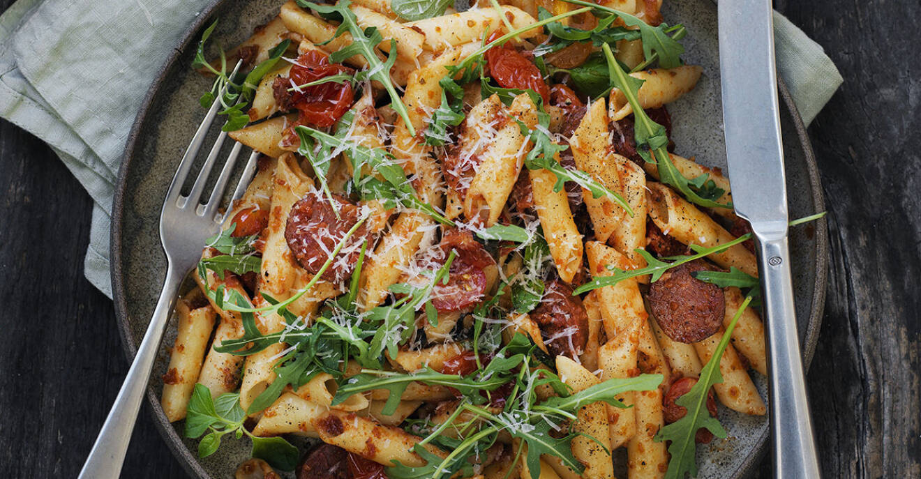 Recept på pasta penne med tomatpesto och chorizo