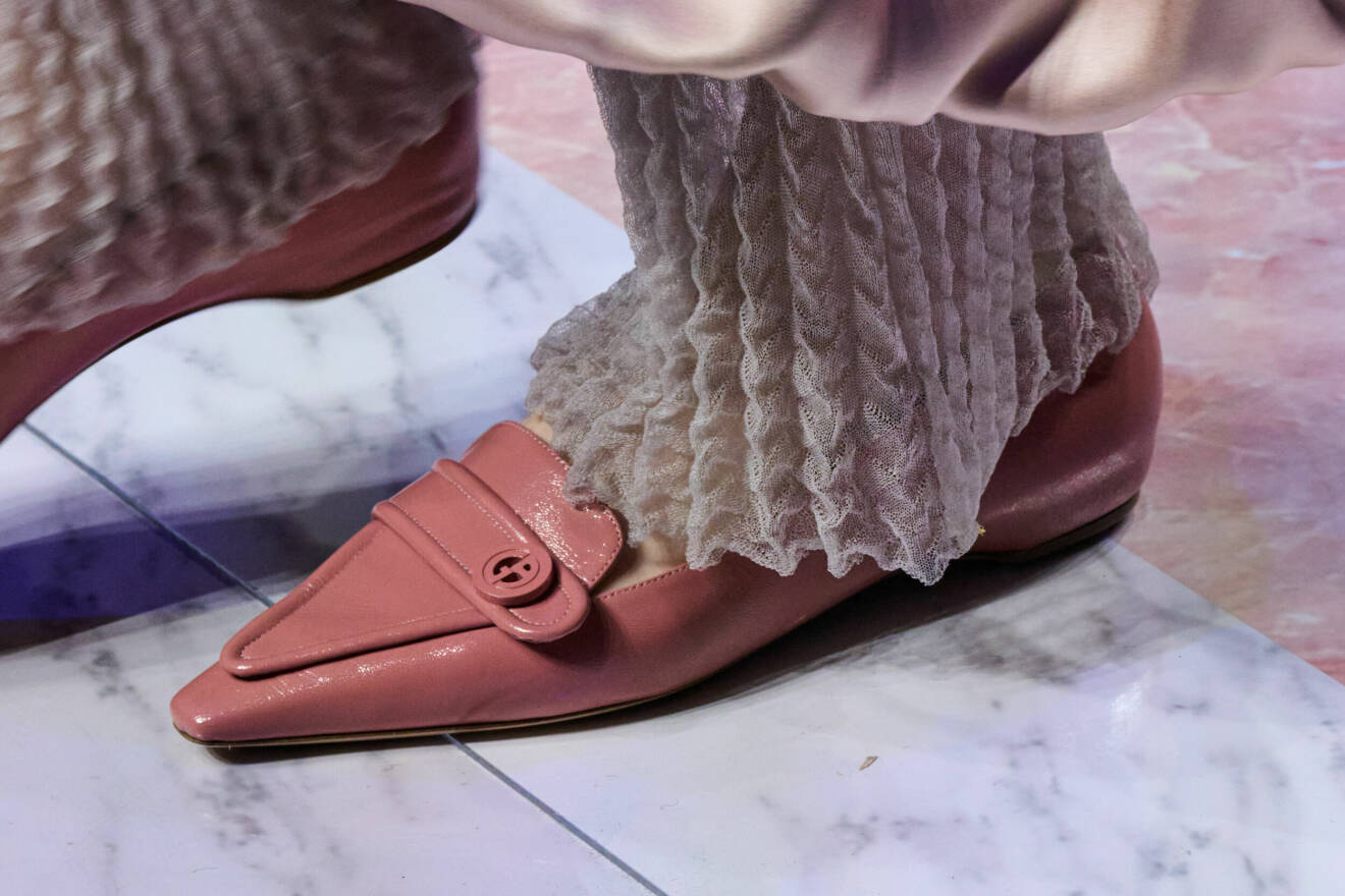 Här valde Giorgio Armani att göra en twist på en klassiska loafern.