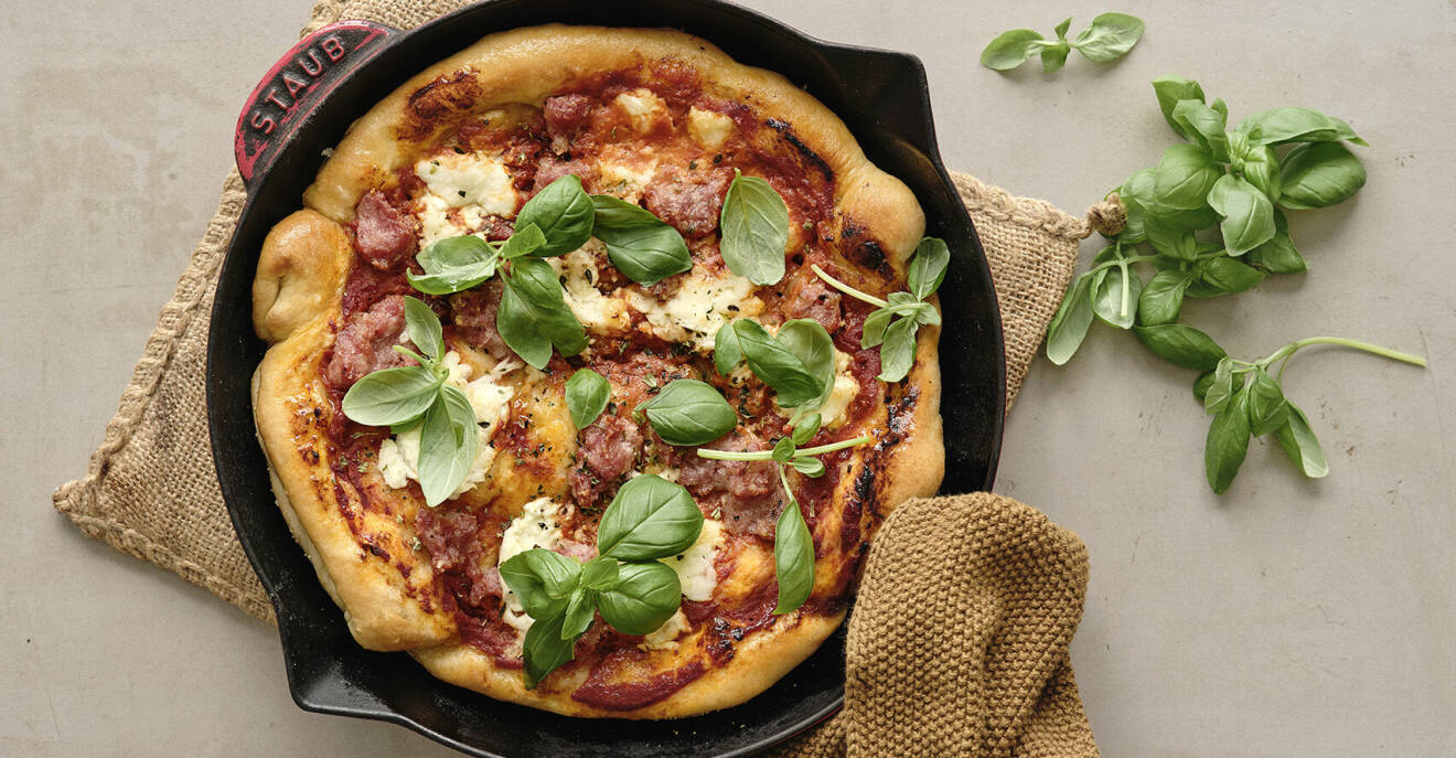 Recept på panpizza med salsiccia, basilika och mozzarella