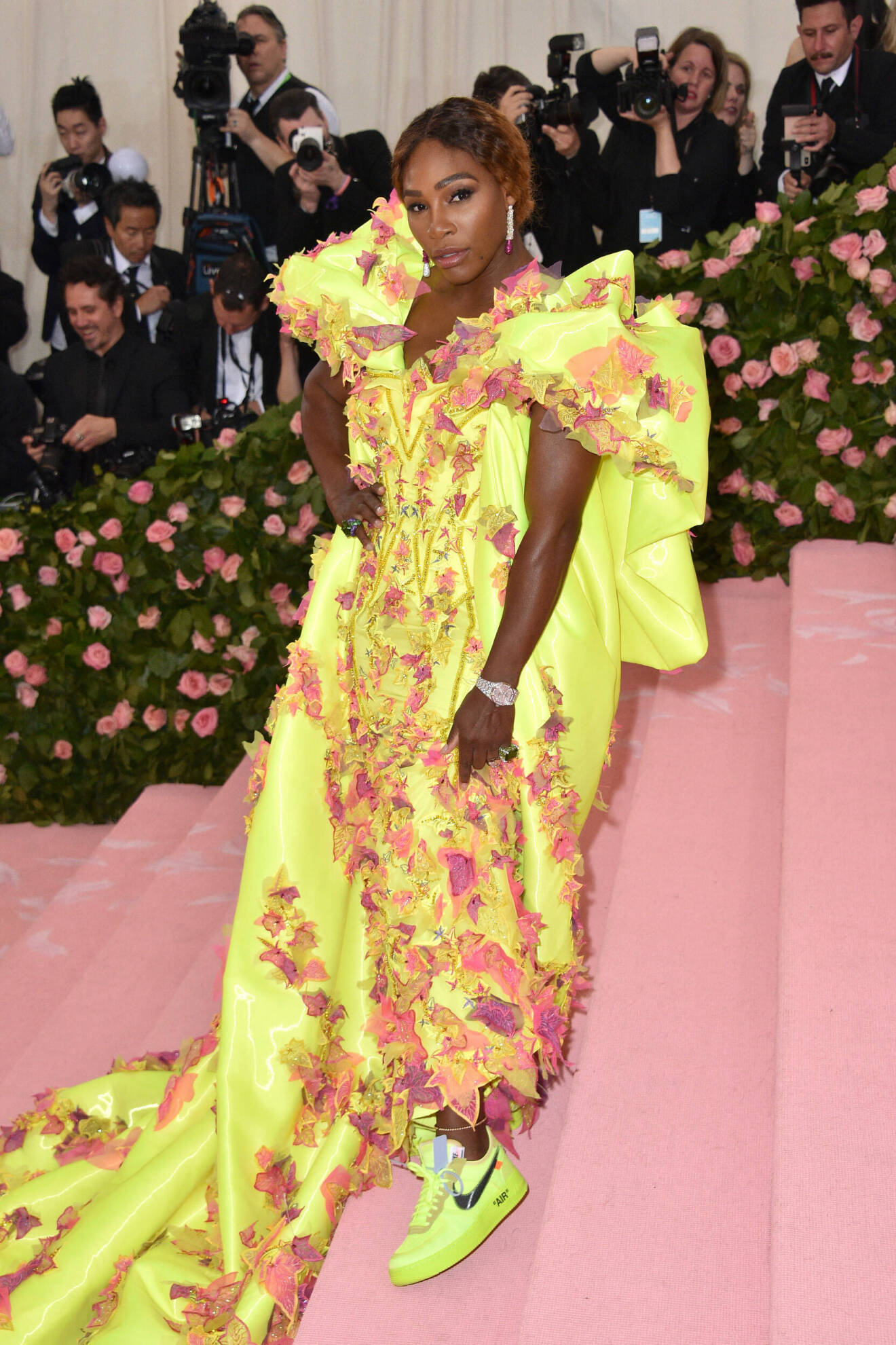 Serena Williams i en neogul galaklänning med rosa detaljer, Met-galan 2019