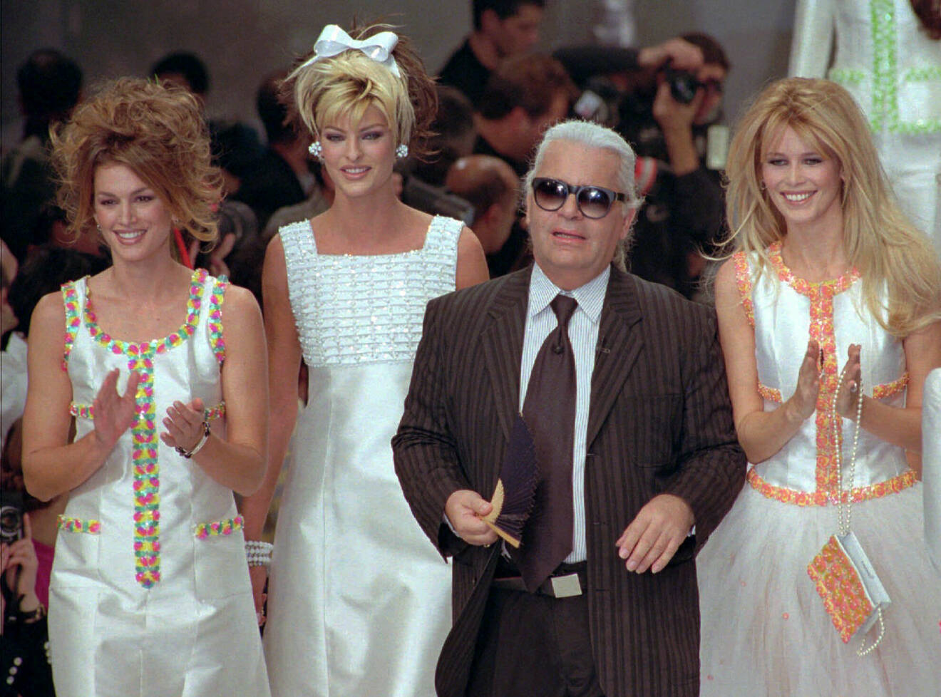Från vänster till höger: Cindy Crawford, Linda Evangelista, Karl Lagerfeld och Claudia Schiffer.