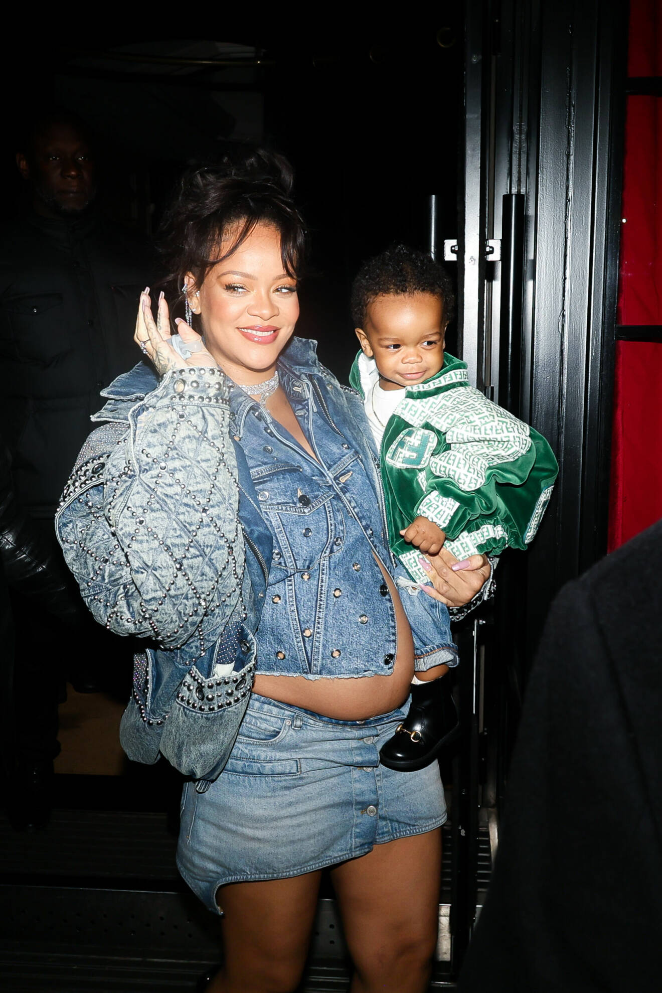 Rihanna med sonen RZA 2023.