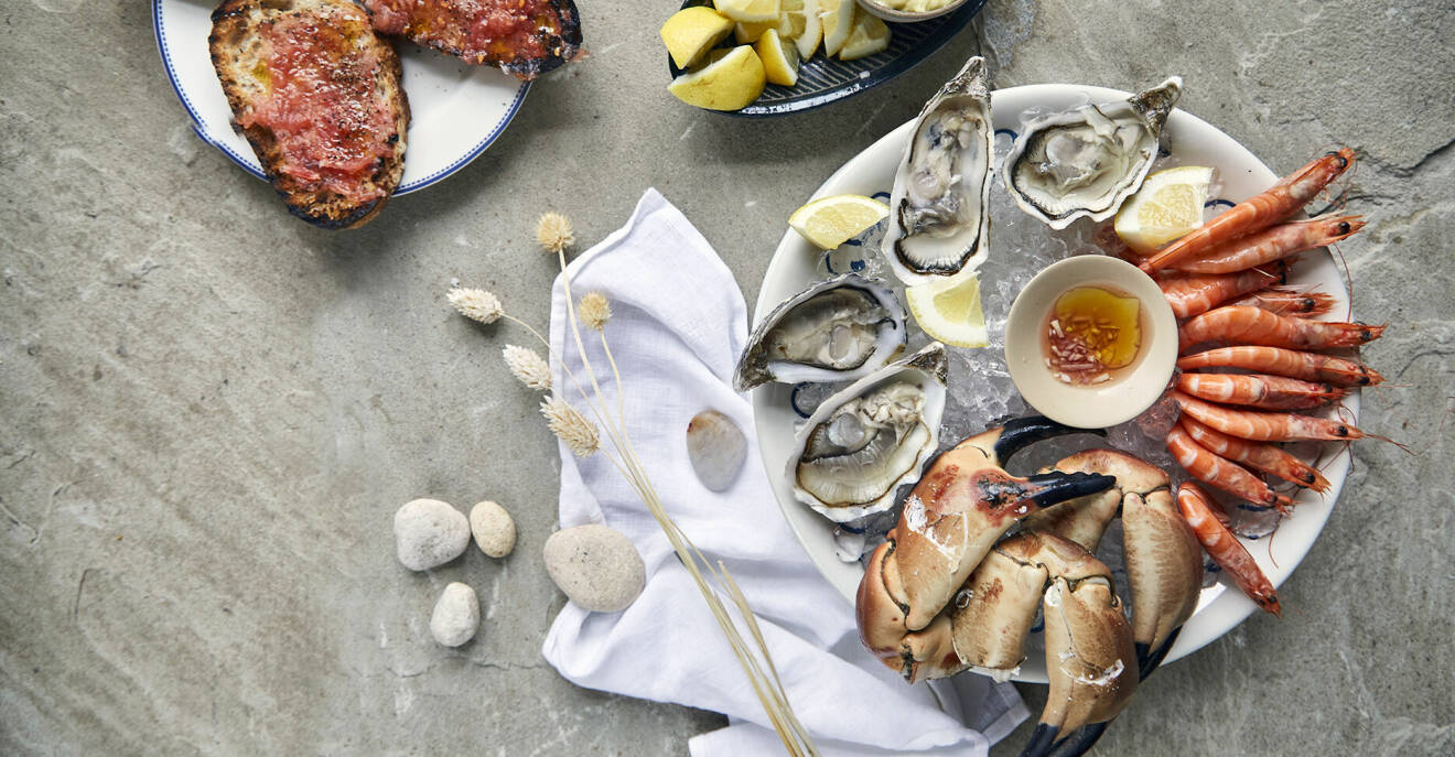 Så fixar du ett lyxigt skaldjursfat med krabbklor, ostron och räkor