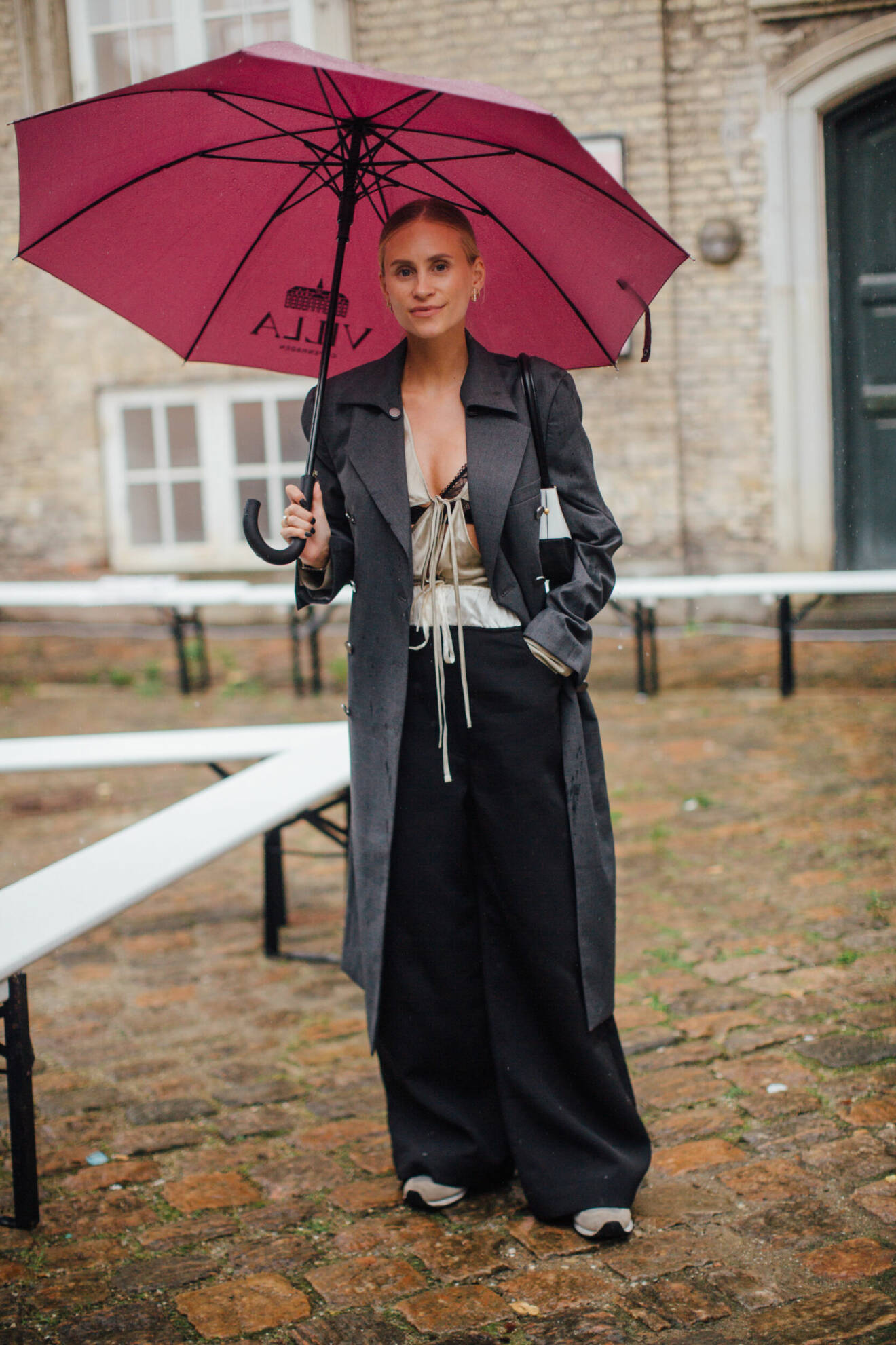 Paraplyerna fick agera accessoarer under modeveckans första dag.