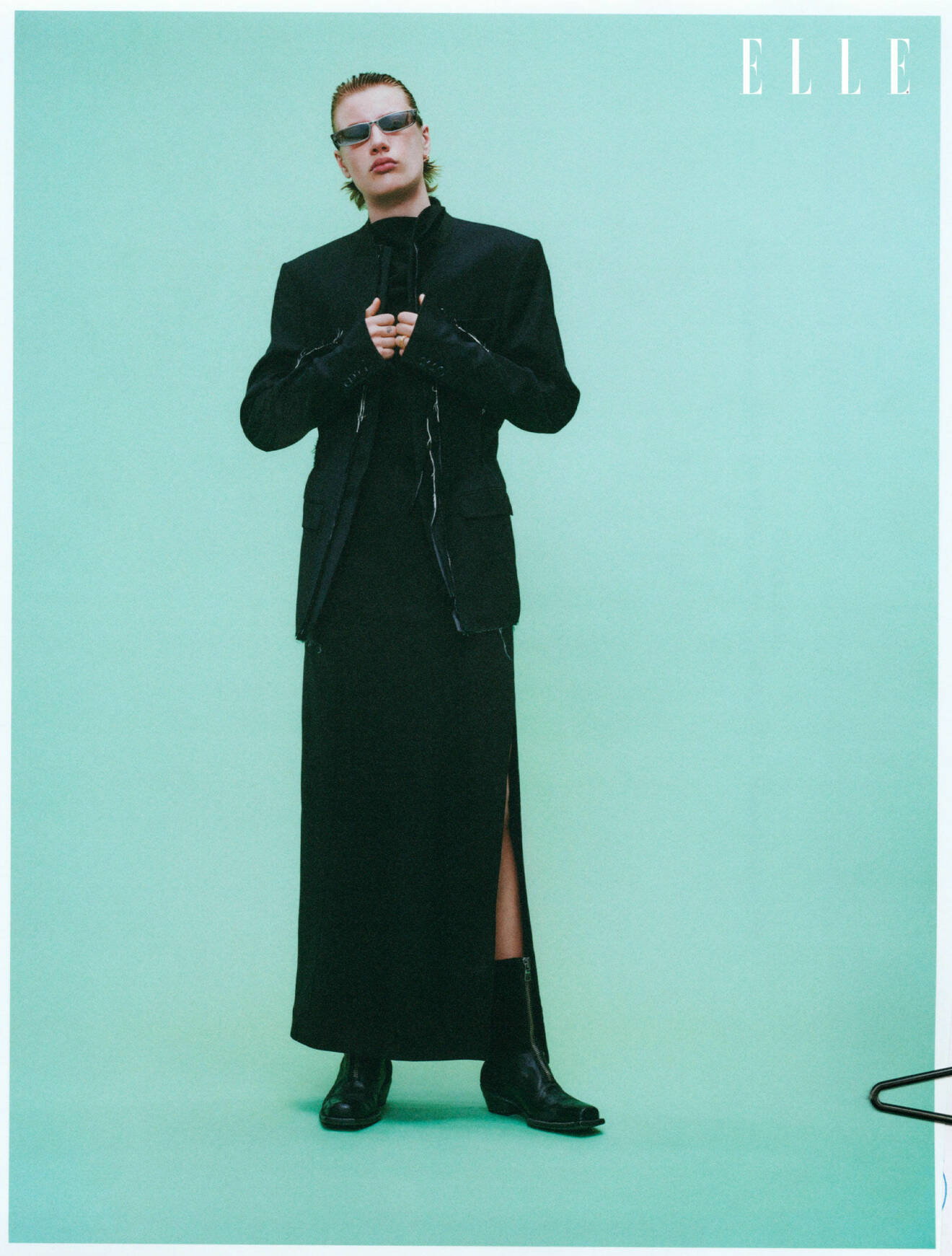 Årets modell Elio bär en dekonstruerad kavaj från Hodakova, och en svart klänning från Hope.