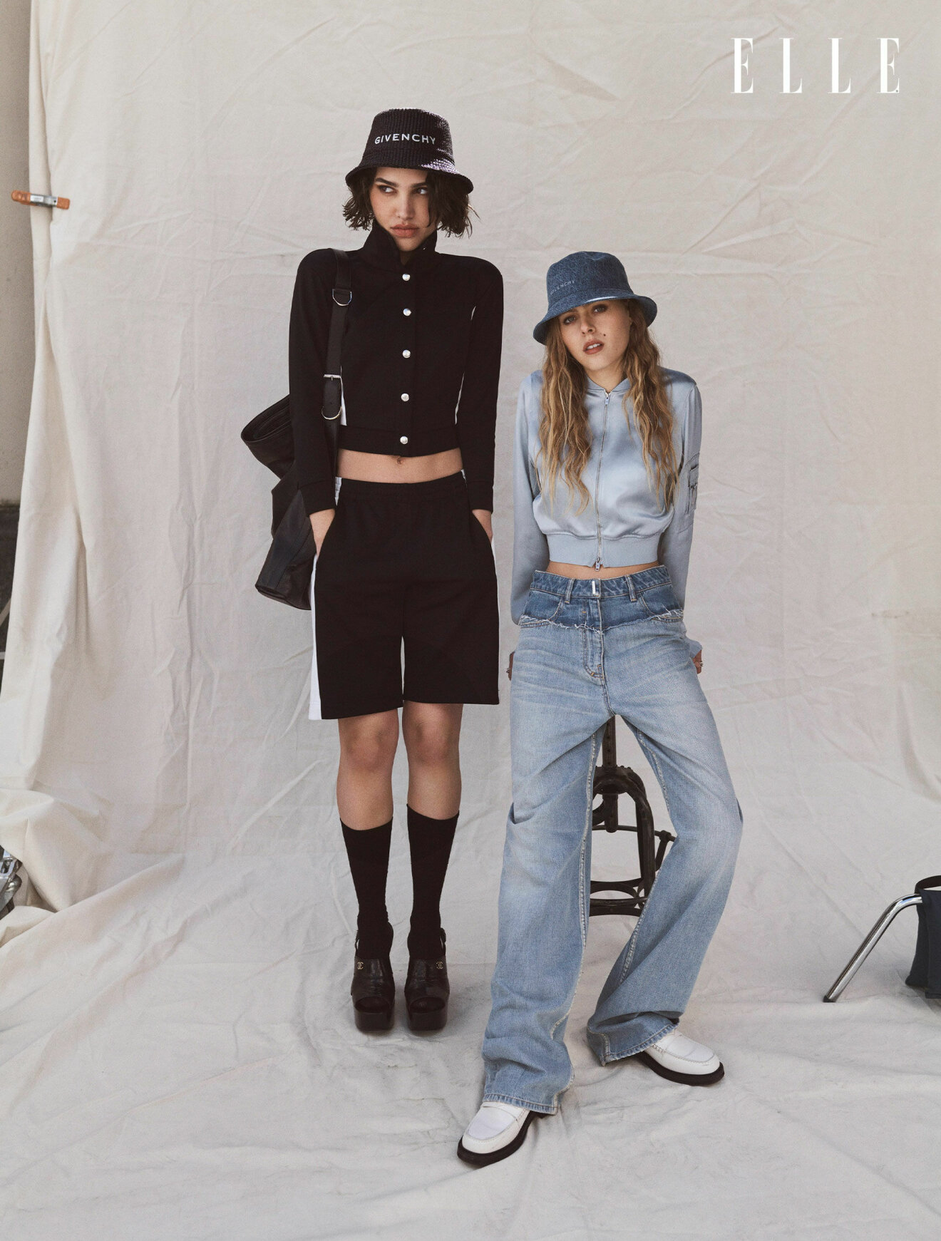 Modellen till vänster har på sig svart jacka, shorts och hatt, allt från Givenchy. Modellen till höger har på sig ljusblå jacka, blåa jeans och hatt i denim, allt från Givenchy.