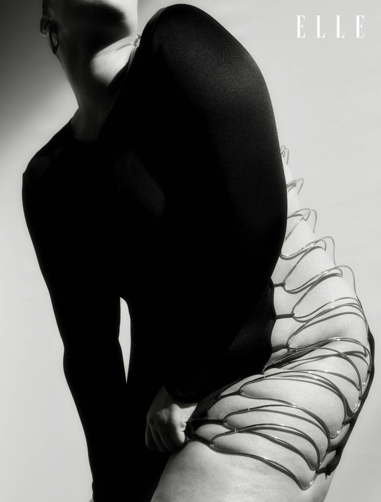 Fotomodellen har på sig en svart tajt tröja från Alexander McQueen
